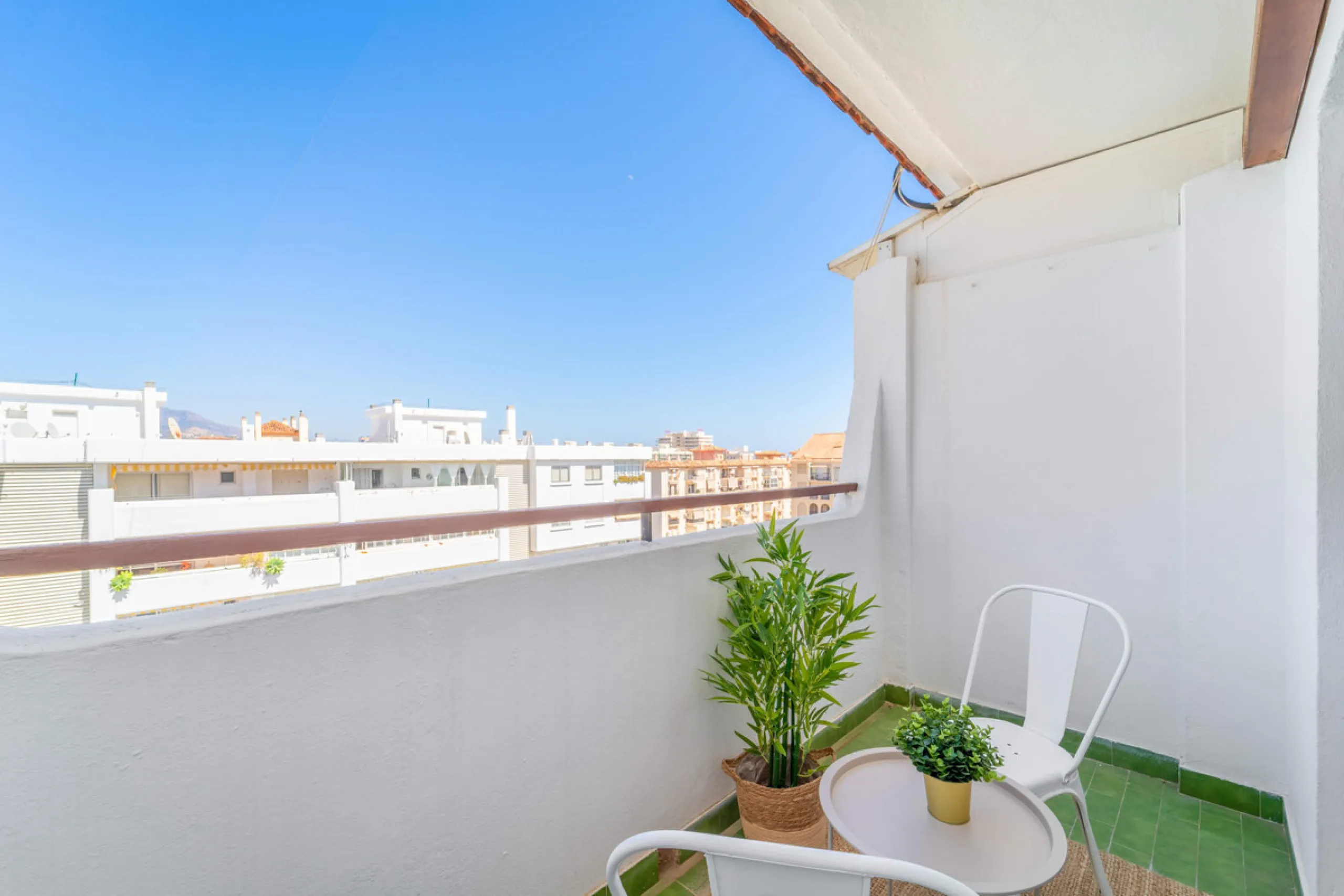 We present this fantastic top-floor apartment, fully exterior, standing out for its spaciousness, brightness, and beautiful open views.