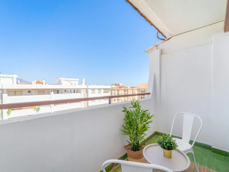 We present this fantastic top-floor apartment, fully exterior, standing out for its spaciousness, brightness, and beautiful open views.