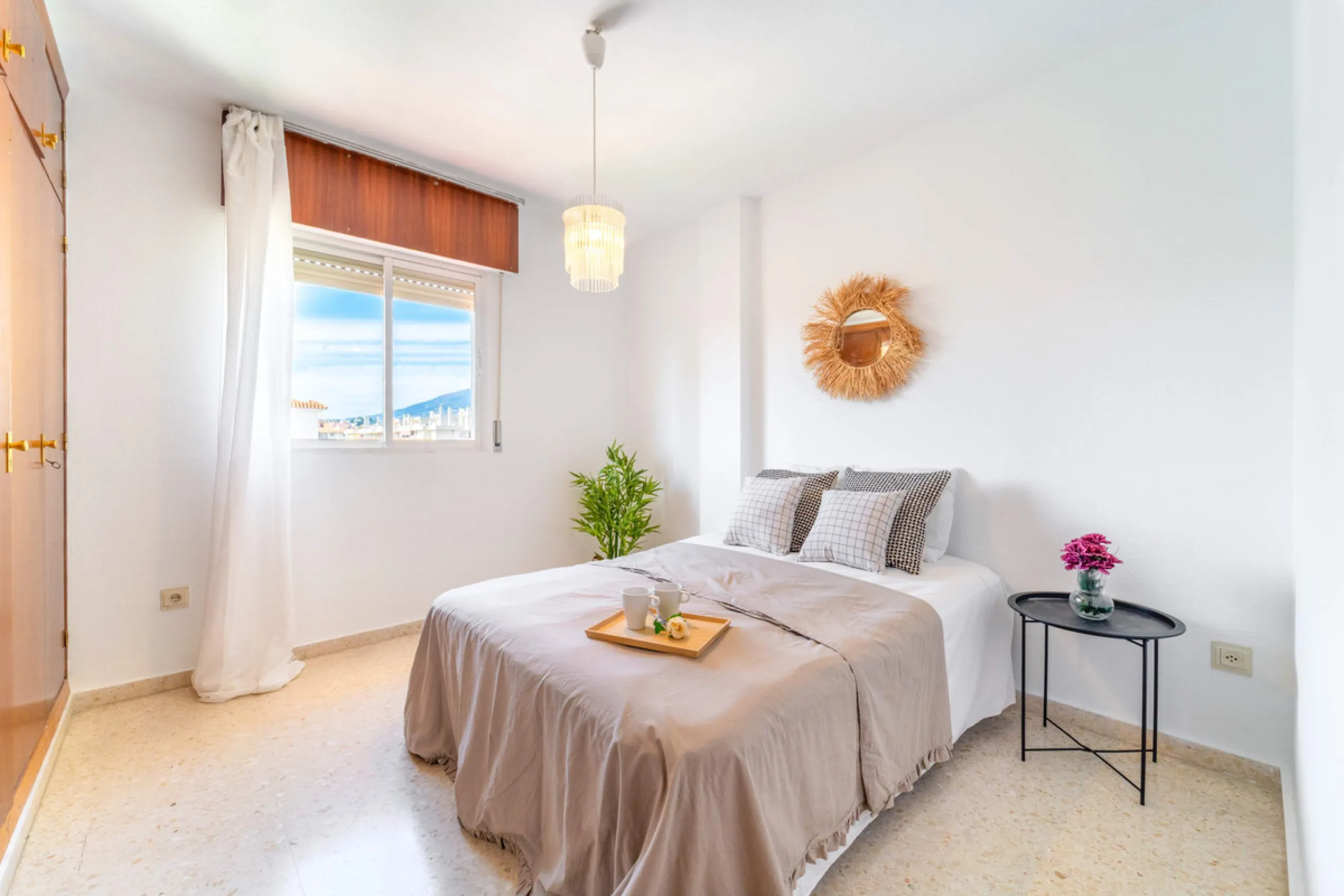 We present this fantastic top-floor apartment, fully exterior, standing out for its spaciousness, brightness, and beautiful open views.