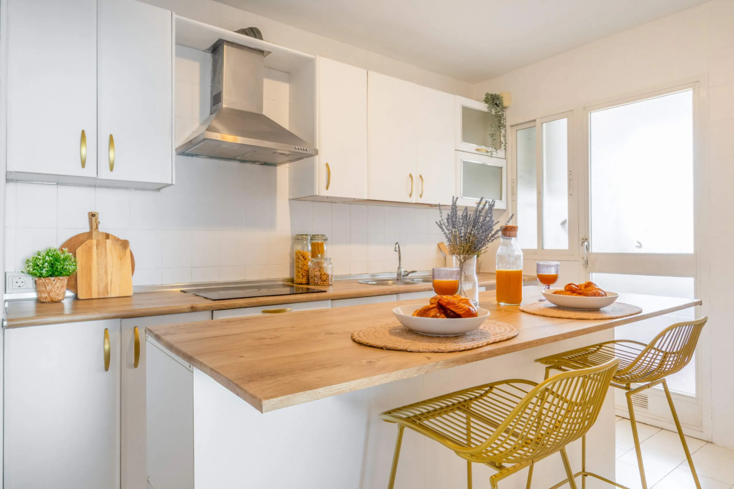 We present this fantastic top-floor apartment, fully exterior, standing out for its spaciousness, brightness, and beautiful open views.