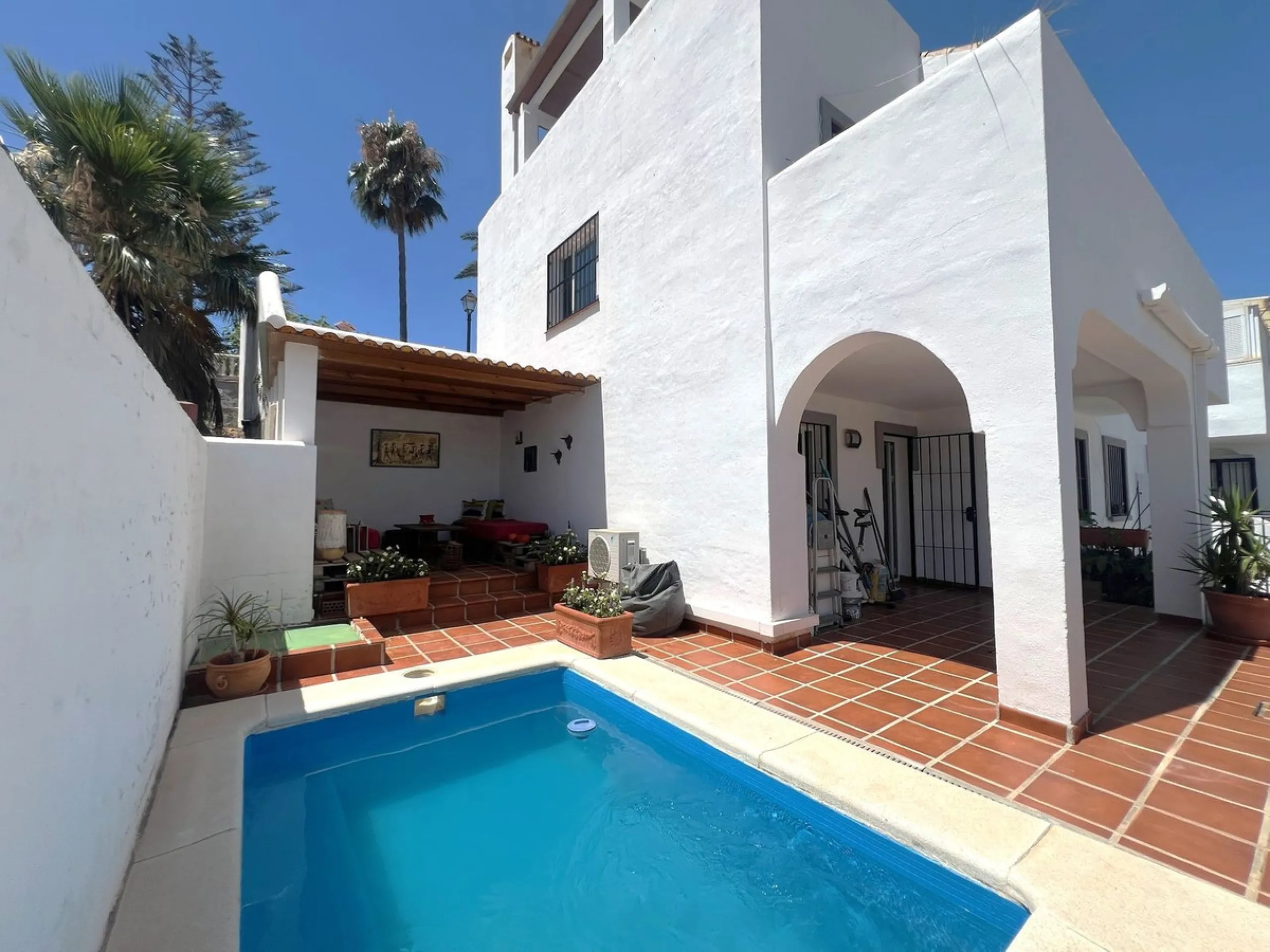 House - Semi-Detached House в продаже в Fuengirola, Málaga. В доме 3 спален и 4 ванных комнат. Площадь дома 150 м²