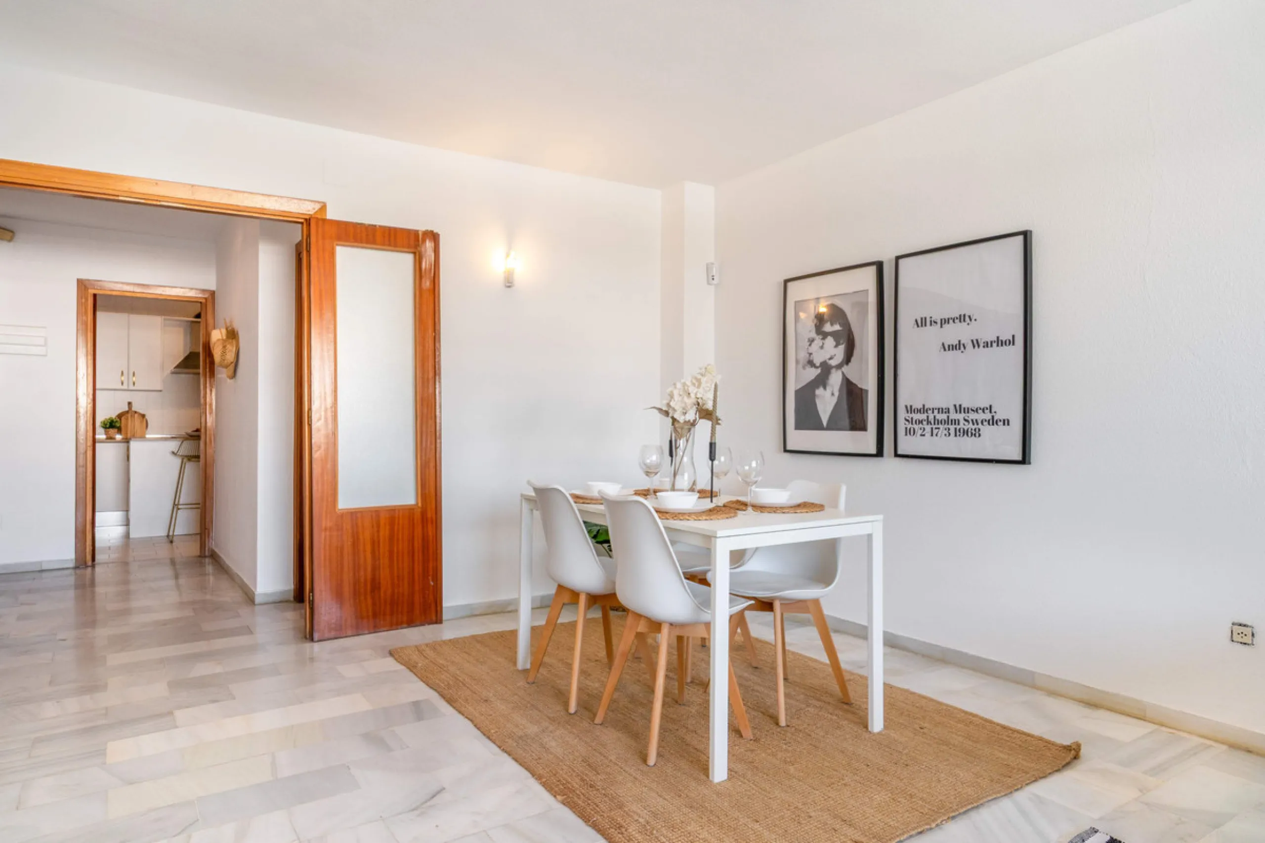 We present this fantastic top-floor apartment, fully exterior, standing out for its spaciousness, brightness, and beautiful open views.