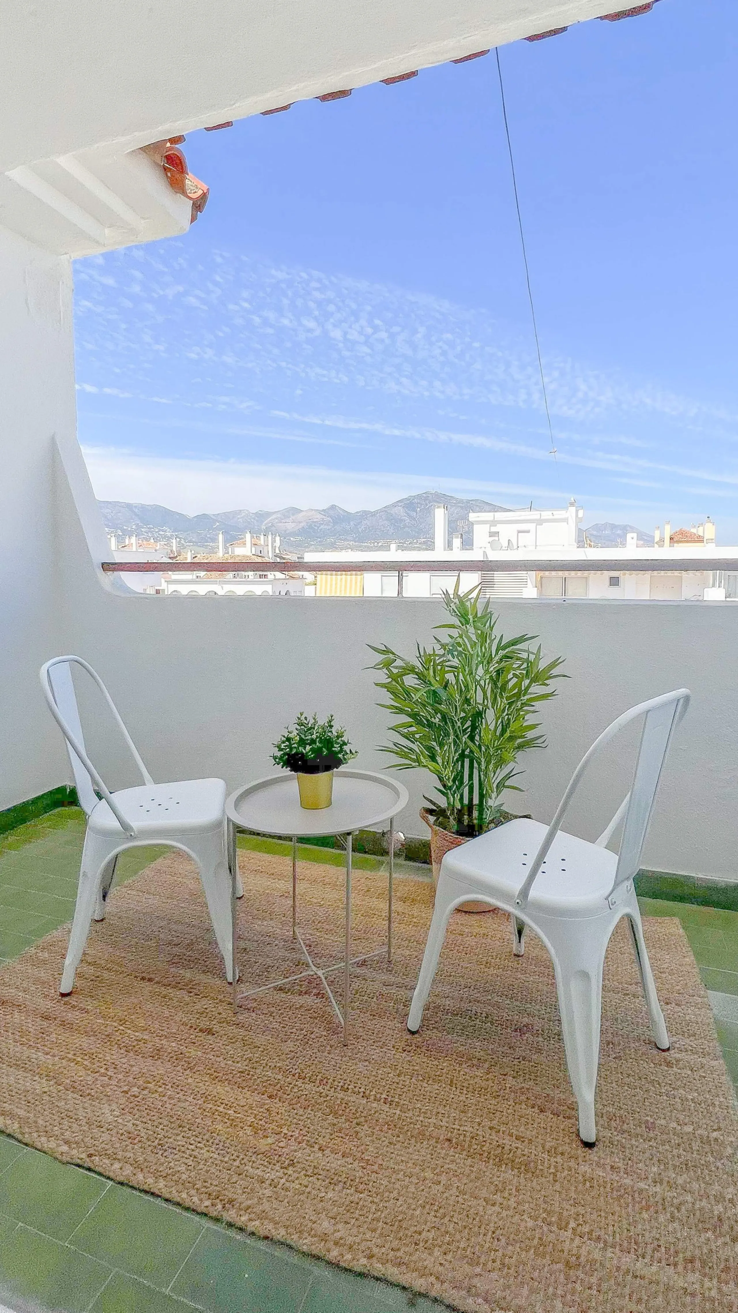We present this fantastic top-floor apartment, fully exterior, standing out for its spaciousness, brightness, and beautiful open views.