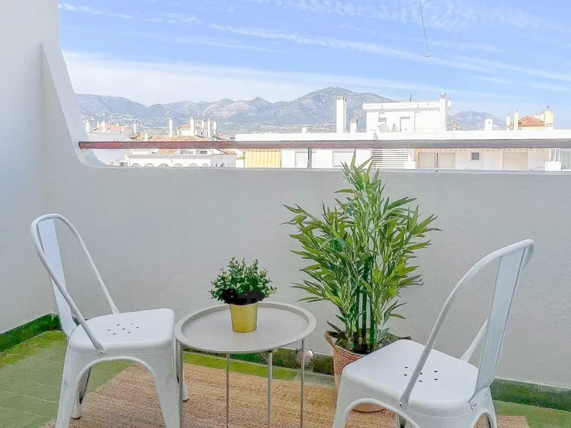 We present this fantastic top-floor apartment, fully exterior, standing out for its spaciousness, brightness, and beautiful open views.