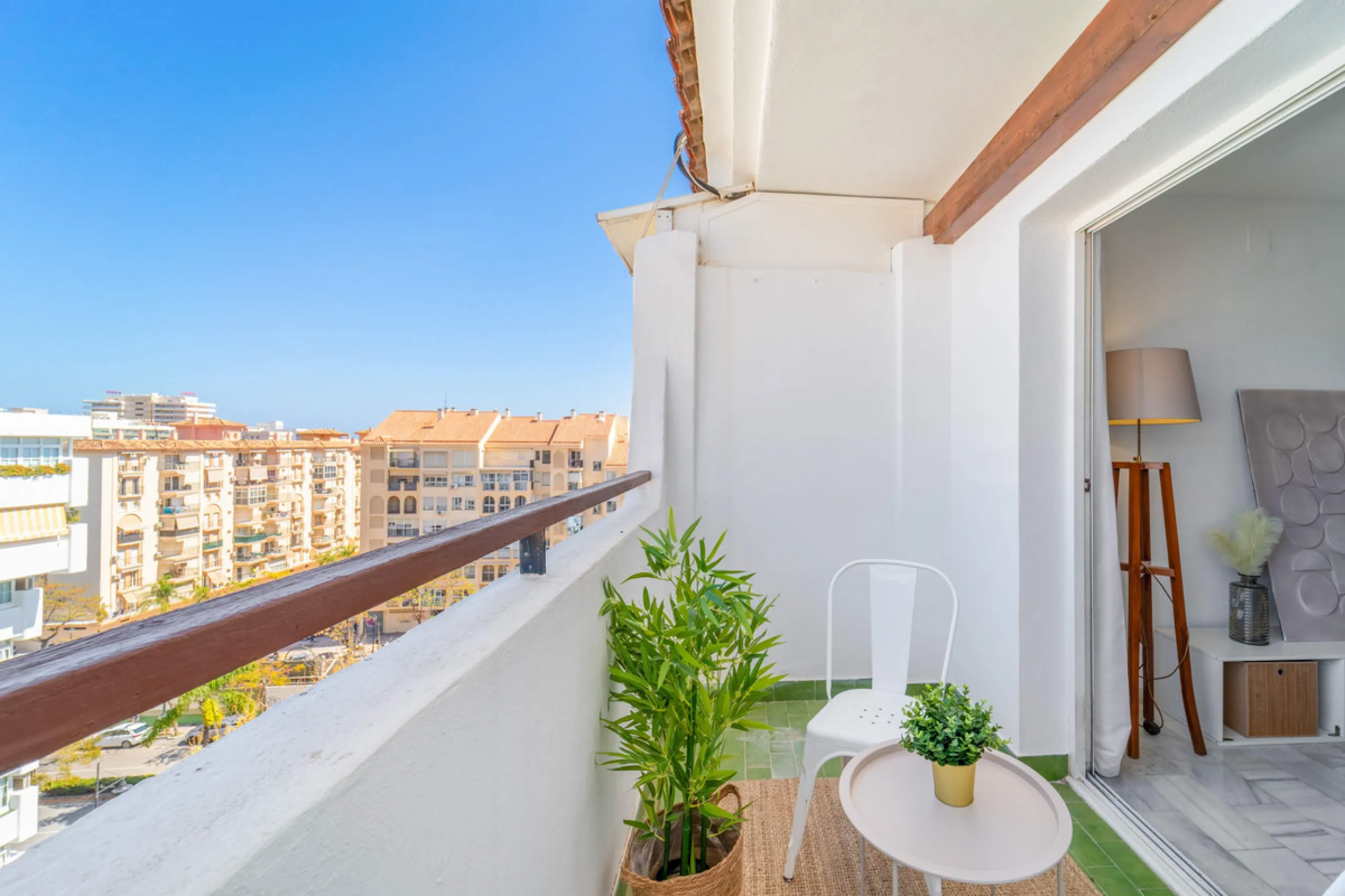 We present this fantastic top-floor apartment, fully exterior, standing out for its spaciousness, brightness, and beautiful open views.