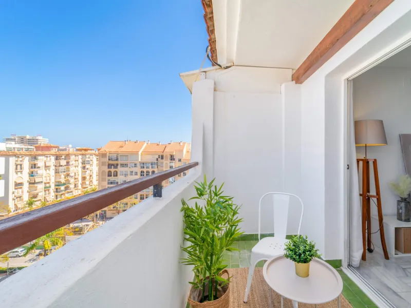We present this fantastic top-floor apartment, fully exterior, standing out for its spaciousness, brightness, and beautiful open views.