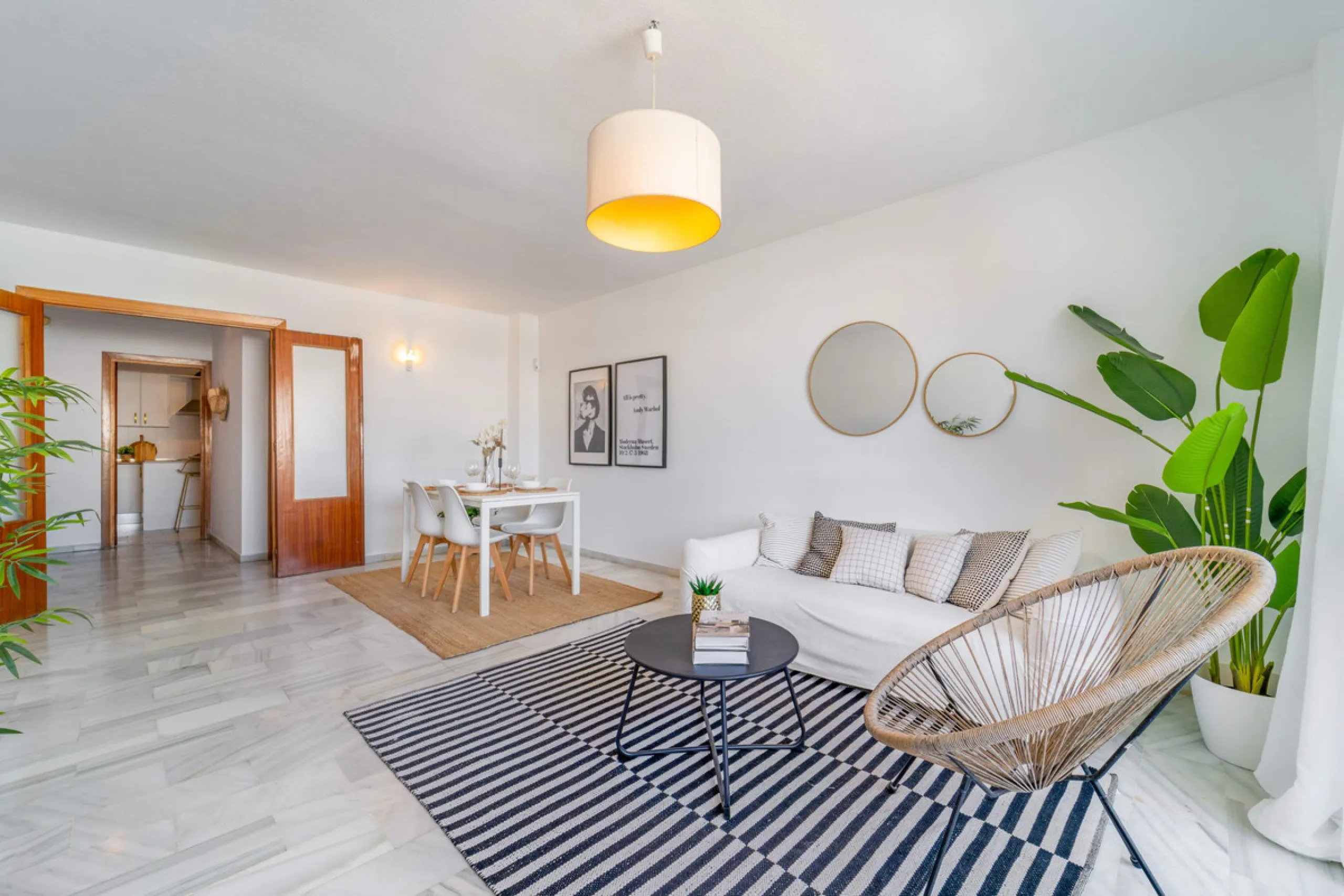 We present this fantastic top-floor apartment, fully exterior, standing out for its spaciousness, brightness, and beautiful open views.