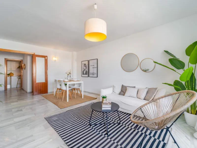 We present this fantastic top-floor apartment, fully exterior, standing out for its spaciousness, brightness, and beautiful open views.