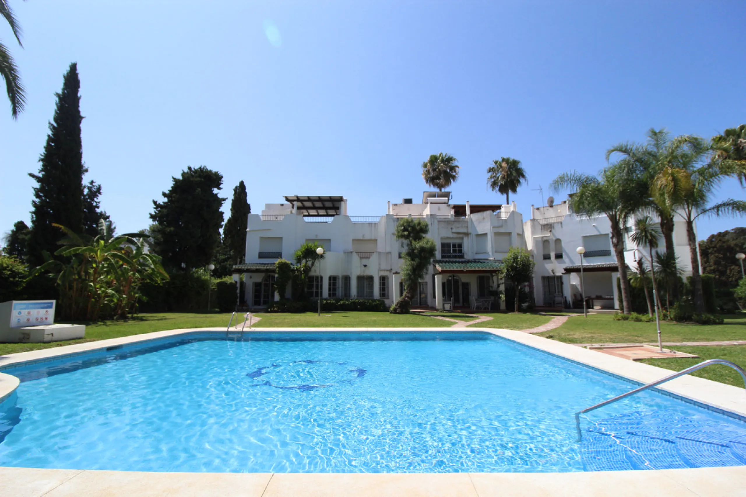 House - Townhouse в продаже в Marbella, Málaga. В доме 3 спален и 4 ванных комнат. Площадь дома 156 м²