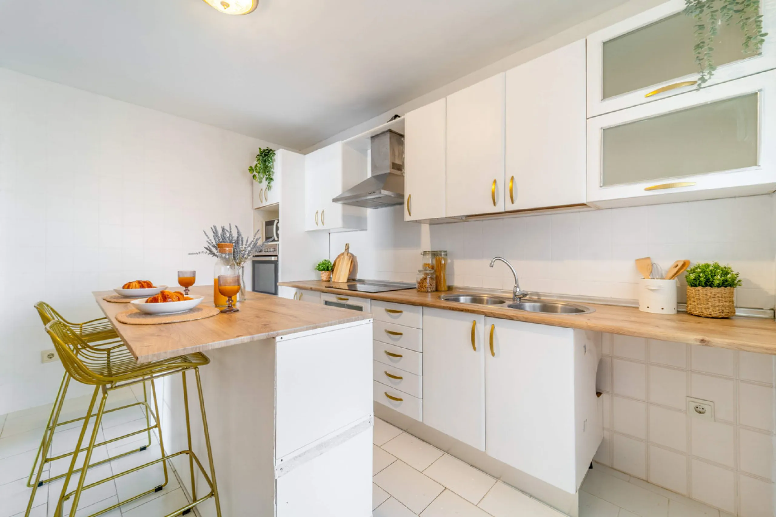 We present this fantastic top-floor apartment, fully exterior, standing out for its spaciousness, brightness, and beautiful open views.