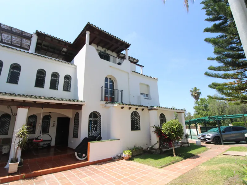 House - Townhouse в продаже в Marbella, Málaga. В доме 3 спален и 4 ванных комнат. Площадь дома 156 м²