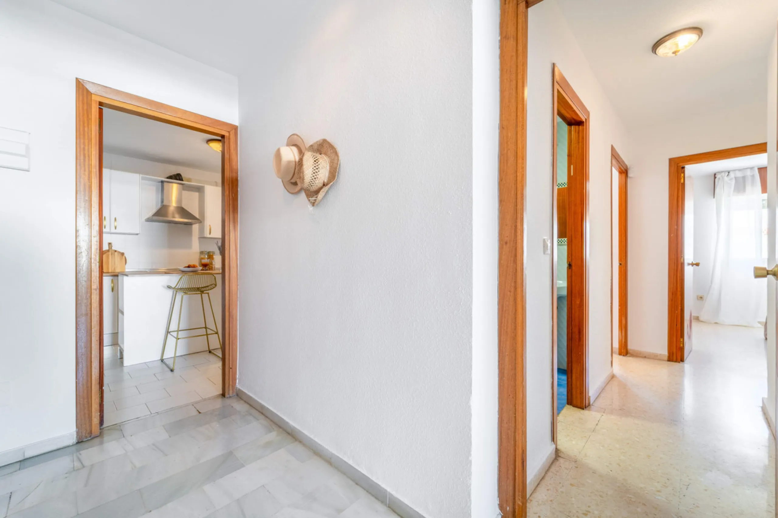 We present this fantastic top-floor apartment, fully exterior, standing out for its spaciousness, brightness, and beautiful open views.