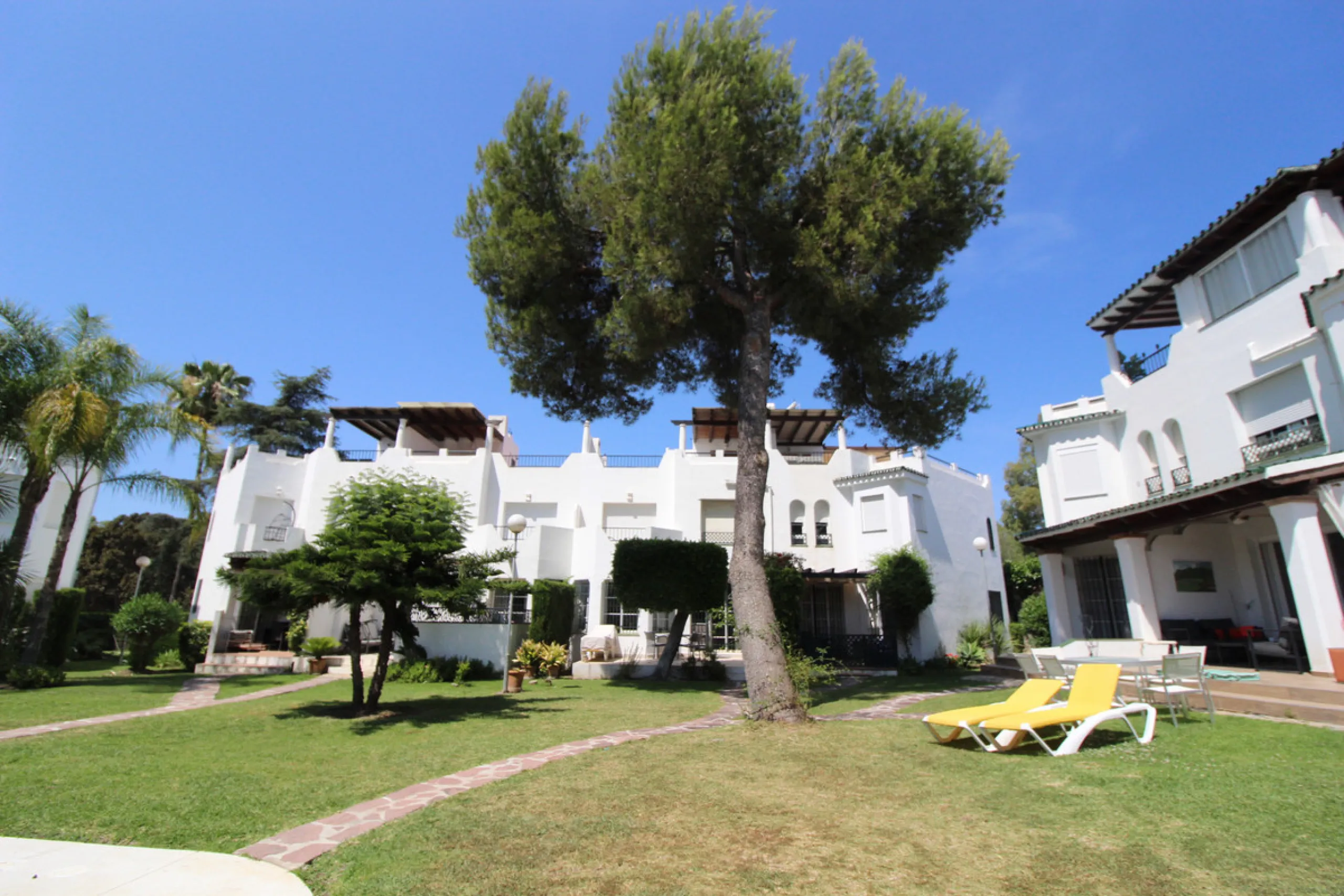 House - Townhouse в продаже в Marbella, Málaga. В доме 3 спален и 4 ванных комнат. Площадь дома 156 м²