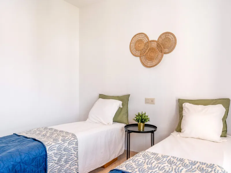 We present this fantastic top-floor apartment, fully exterior, standing out for its spaciousness, brightness, and beautiful open views.