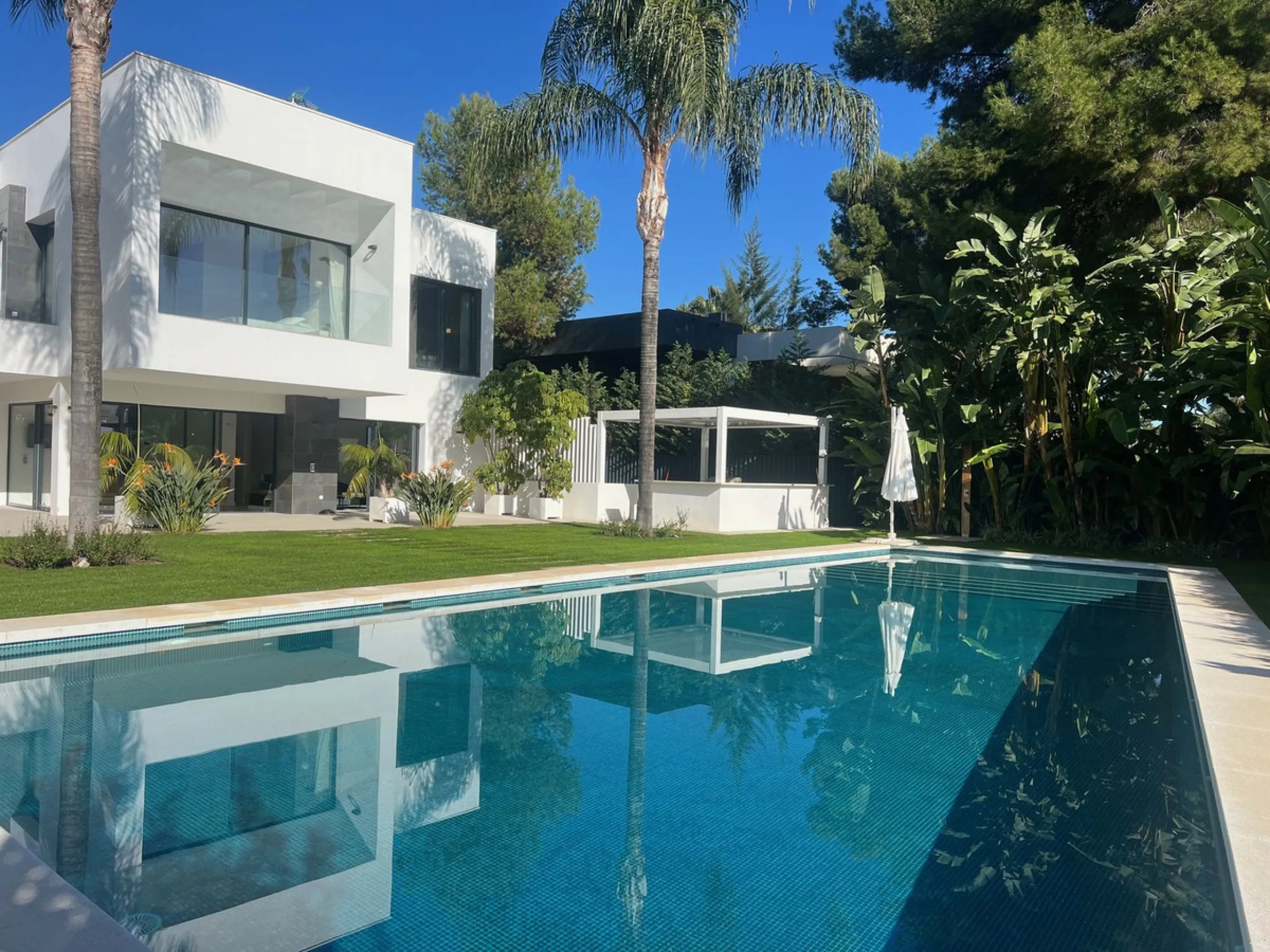 Villa in the golden mile area of Marbella, Malaga, is one of the most modern villa in the area with finished in 2023, the house has six bedrooms with four full bathrooms and a toilet, fully furnished and ready to live, has a garage for 3 cars and game roo