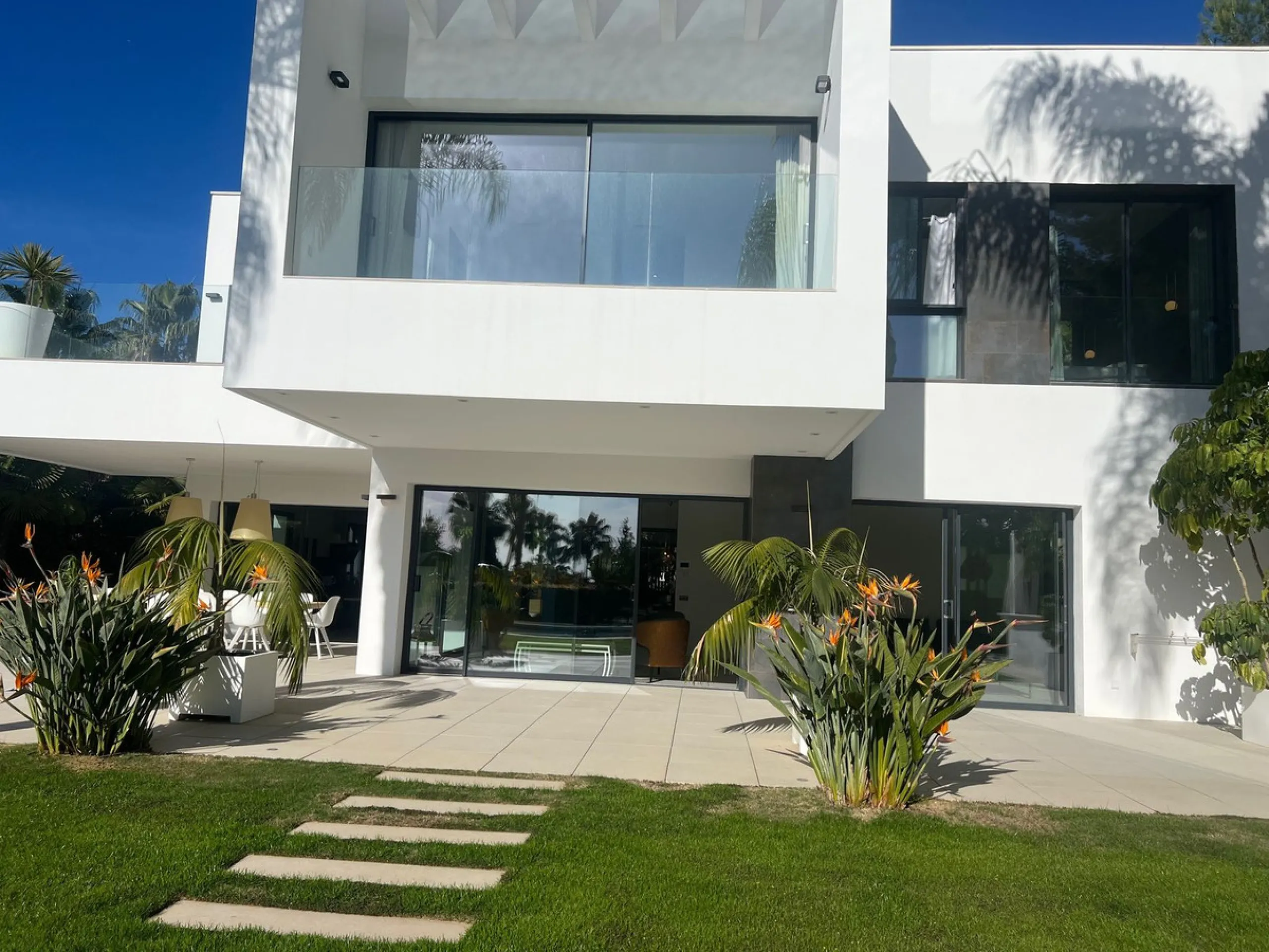 Villa in the golden mile area of Marbella, Malaga, is one of the most modern villa in the area with finished in 2023, the house has six bedrooms with four full bathrooms and a toilet, fully furnished and ready to live, has a garage for 3 cars and game roo