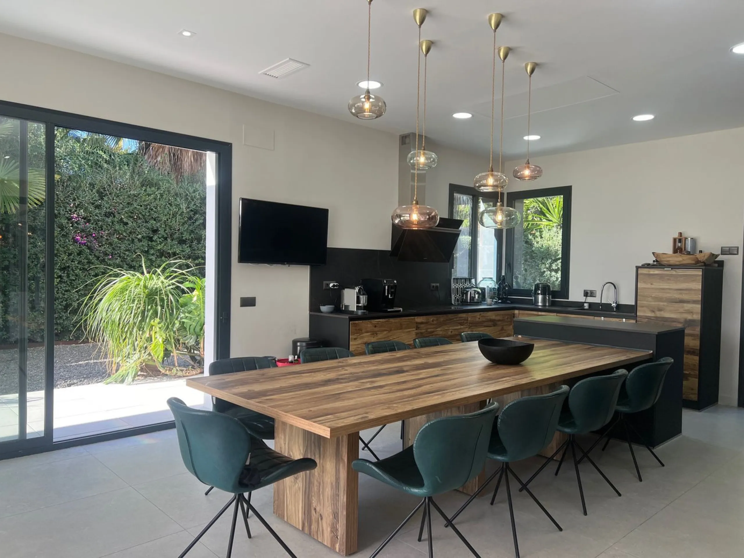 Villa in the golden mile area of Marbella, Malaga, is one of the most modern villa in the area with finished in 2023, the house has six bedrooms with four full bathrooms and a toilet, fully furnished and ready to live, has a garage for 3 cars and game roo