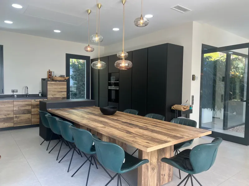 Villa in the golden mile area of Marbella, Malaga, is one of the most modern villa in the area with finished in 2023, the house has six bedrooms with four full bathrooms and a toilet, fully furnished and ready to live, has a garage for 3 cars and game roo