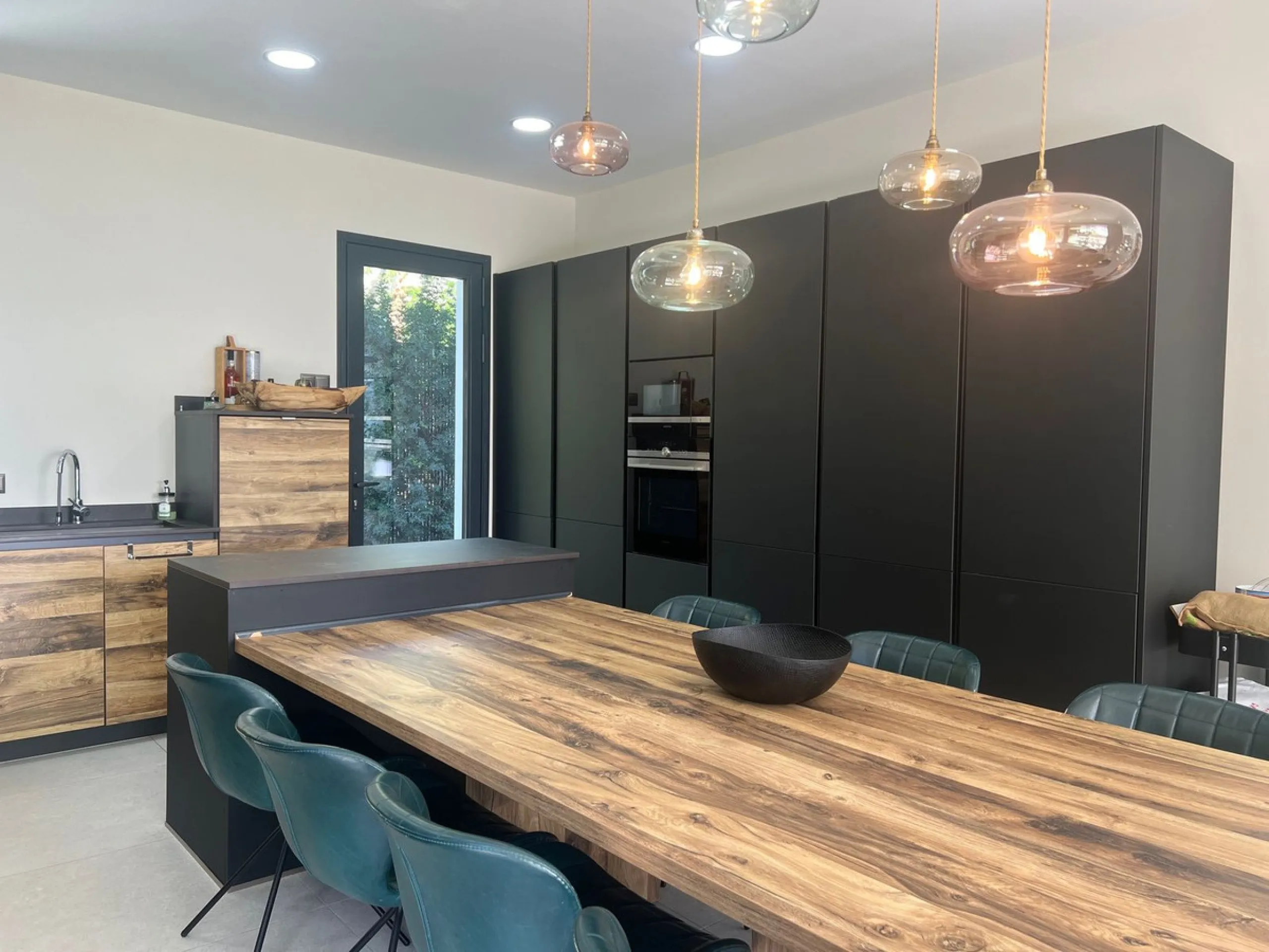 Villa in the golden mile area of Marbella, Malaga, is one of the most modern villa in the area with finished in 2023, the house has six bedrooms with four full bathrooms and a toilet, fully furnished and ready to live, has a garage for 3 cars and game roo