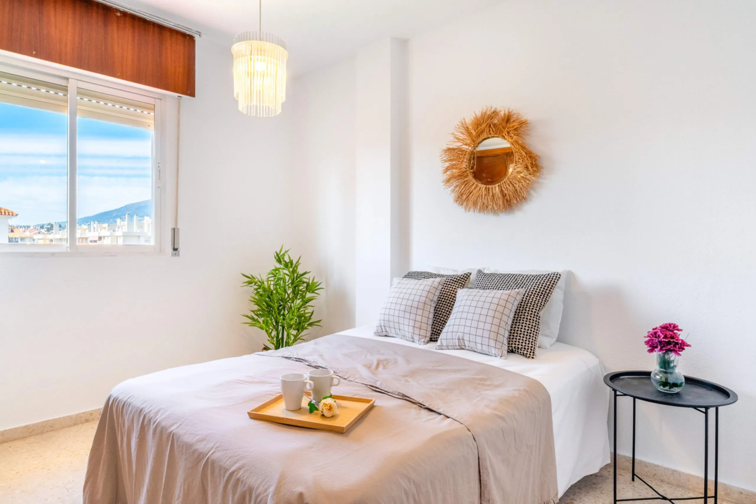 We present this fantastic top-floor apartment, fully exterior, standing out for its spaciousness, brightness, and beautiful open views.