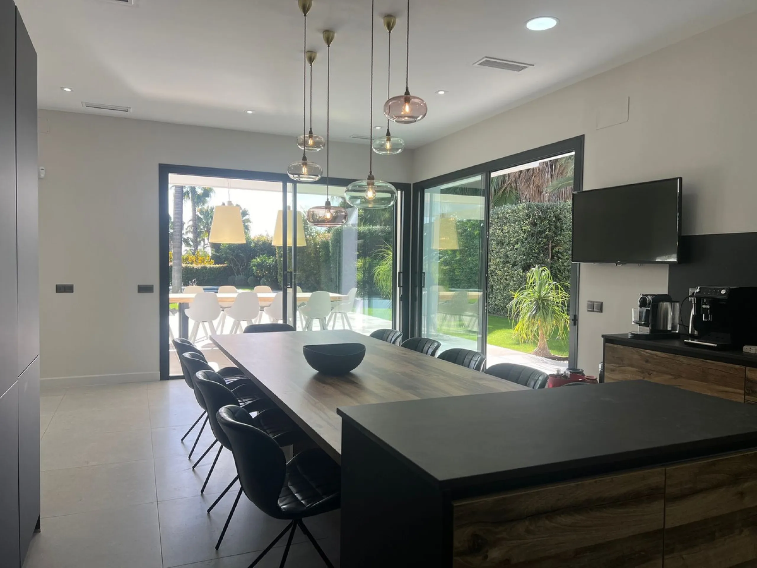 Villa in the golden mile area of Marbella, Malaga, is one of the most modern villa in the area with finished in 2023, the house has six bedrooms with four full bathrooms and a toilet, fully furnished and ready to live, has a garage for 3 cars and game roo