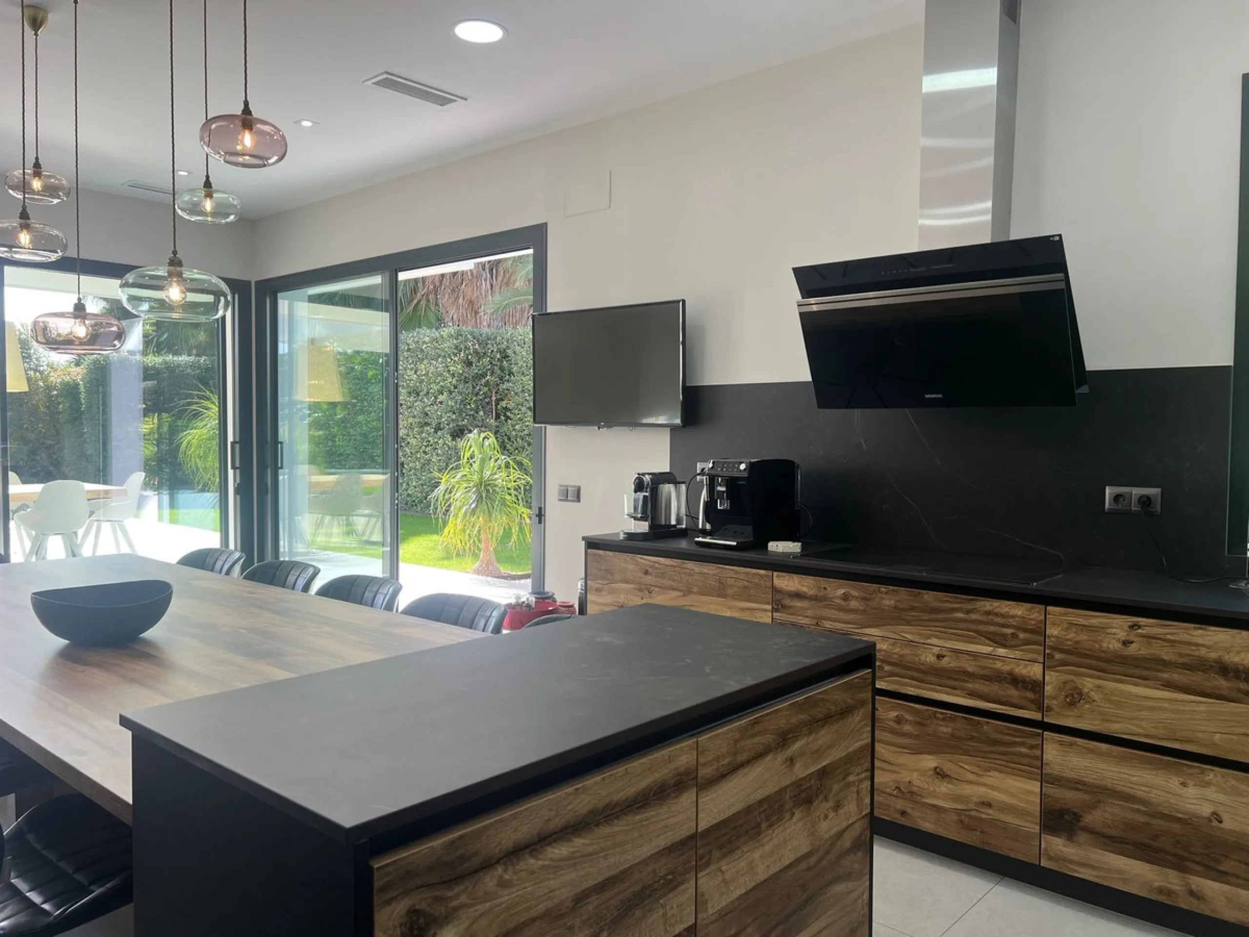 Villa in the golden mile area of Marbella, Malaga, is one of the most modern villa in the area with finished in 2023, the house has six bedrooms with four full bathrooms and a toilet, fully furnished and ready to live, has a garage for 3 cars and game roo