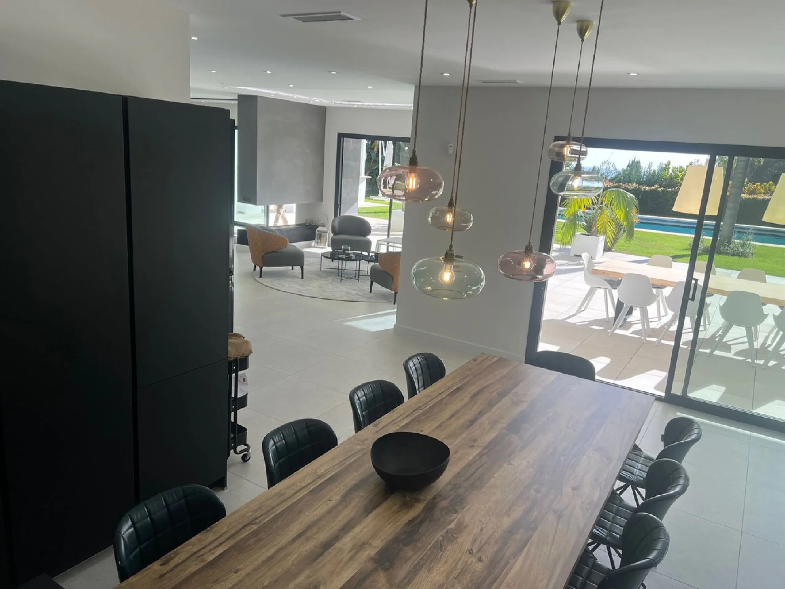 Villa in the golden mile area of Marbella, Malaga, is one of the most modern villa in the area with finished in 2023, the house has six bedrooms with four full bathrooms and a toilet, fully furnished and ready to live, has a garage for 3 cars and game roo
