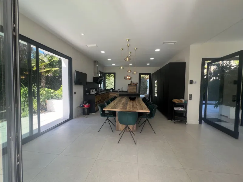 Villa in the golden mile area of Marbella, Malaga, is one of the most modern villa in the area with finished in 2023, the house has six bedrooms with four full bathrooms and a toilet, fully furnished and ready to live, has a garage for 3 cars and game roo