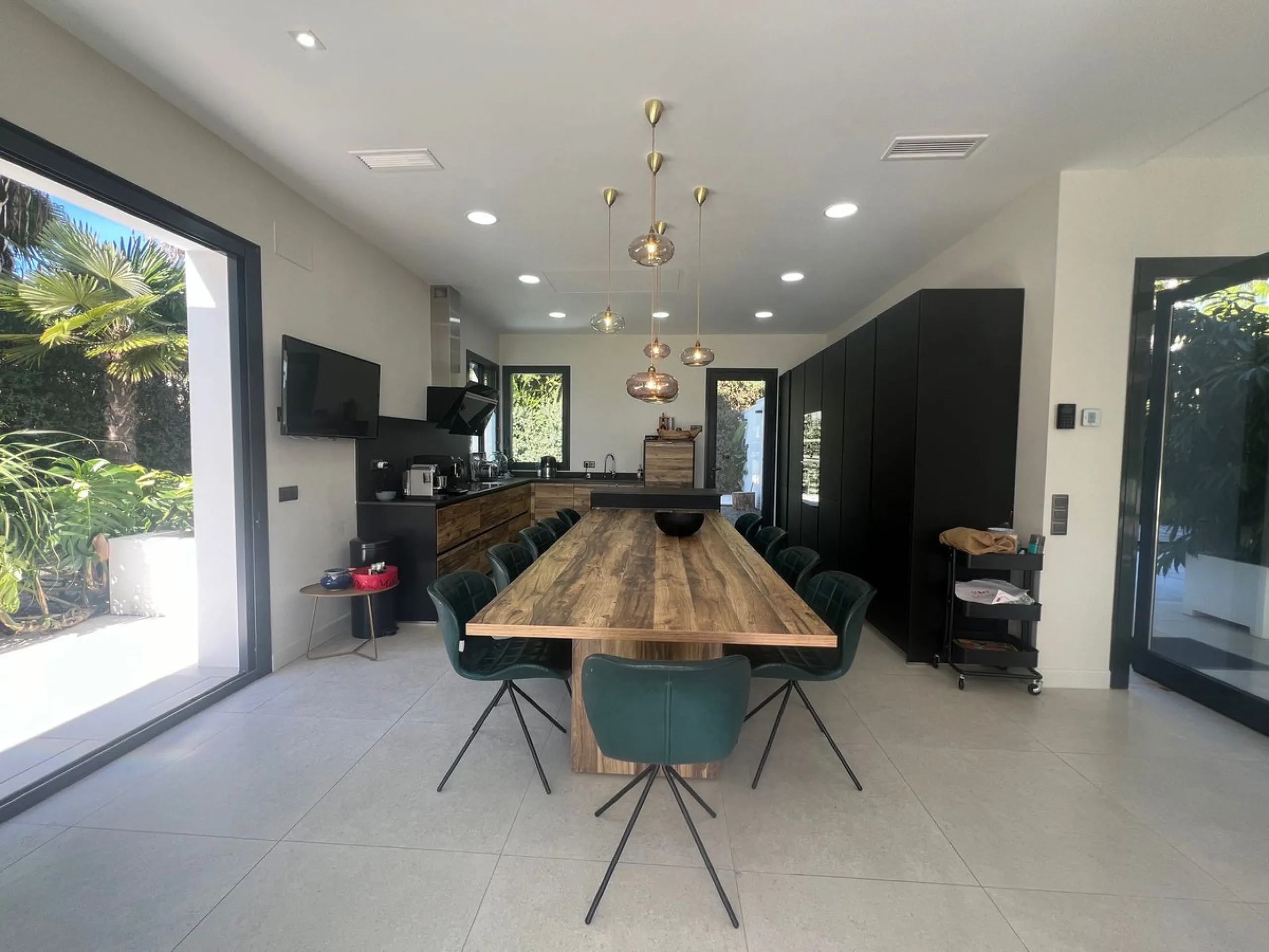 Villa in the golden mile area of Marbella, Malaga, is one of the most modern villa in the area with finished in 2023, the house has six bedrooms with four full bathrooms and a toilet, fully furnished and ready to live, has a garage for 3 cars and game roo