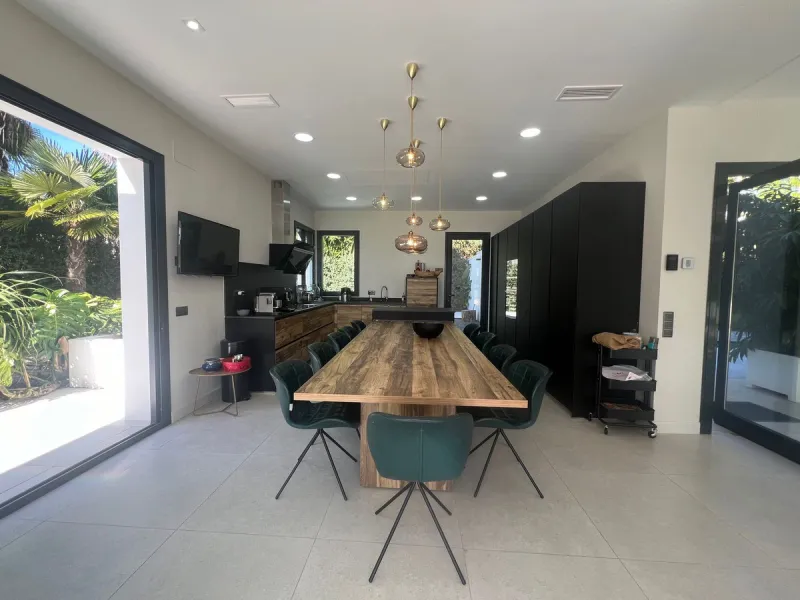 Villa in the golden mile area of Marbella, Malaga, is one of the most modern villa in the area with finished in 2023, the house has six bedrooms with four full bathrooms and a toilet, fully furnished and ready to live, has a garage for 3 cars and game roo
