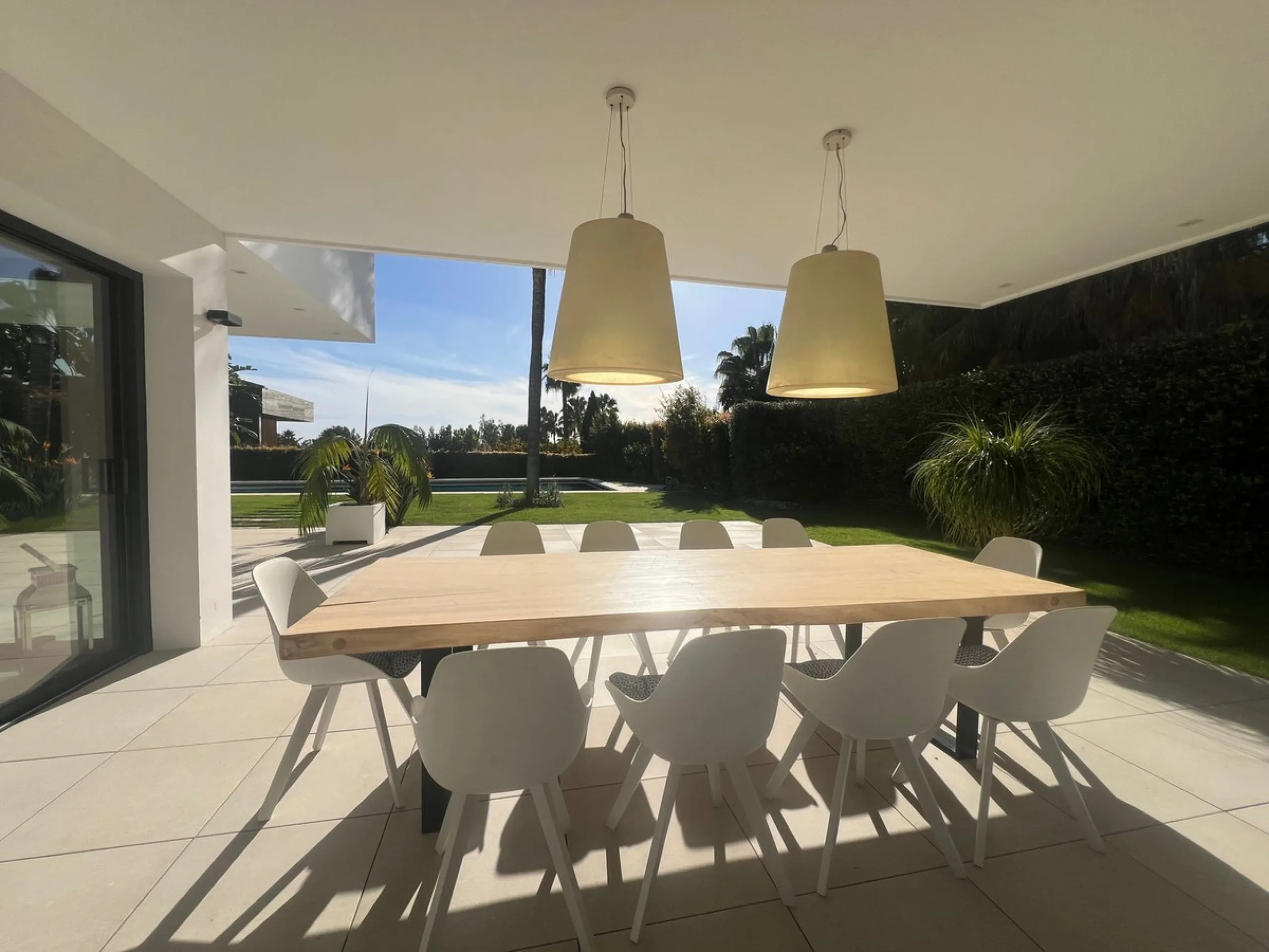 Villa in the golden mile area of Marbella, Malaga, is one of the most modern villa in the area with finished in 2023, the house has six bedrooms with four full bathrooms and a toilet, fully furnished and ready to live, has a garage for 3 cars and game roo