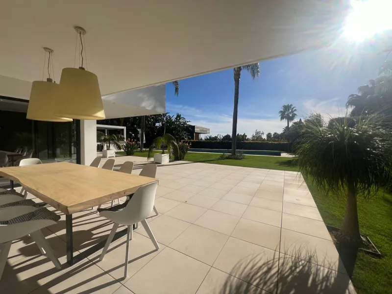 Villa in the golden mile area of Marbella, Malaga, is one of the most modern villa in the area with finished in 2023, the house has six bedrooms with four full bathrooms and a toilet, fully furnished and ready to live, has a garage for 3 cars and game roo