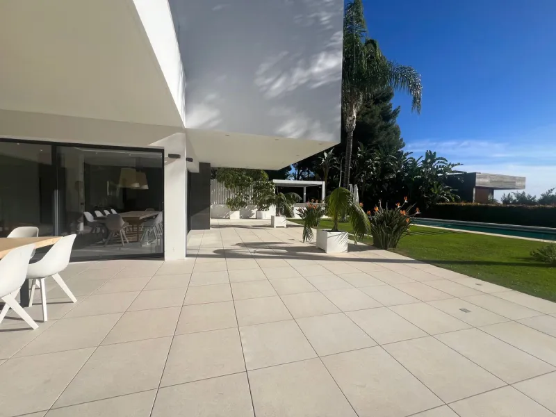 Villa in the golden mile area of Marbella, Malaga, is one of the most modern villa in the area with finished in 2023, the house has six bedrooms with four full bathrooms and a toilet, fully furnished and ready to live, has a garage for 3 cars and game roo