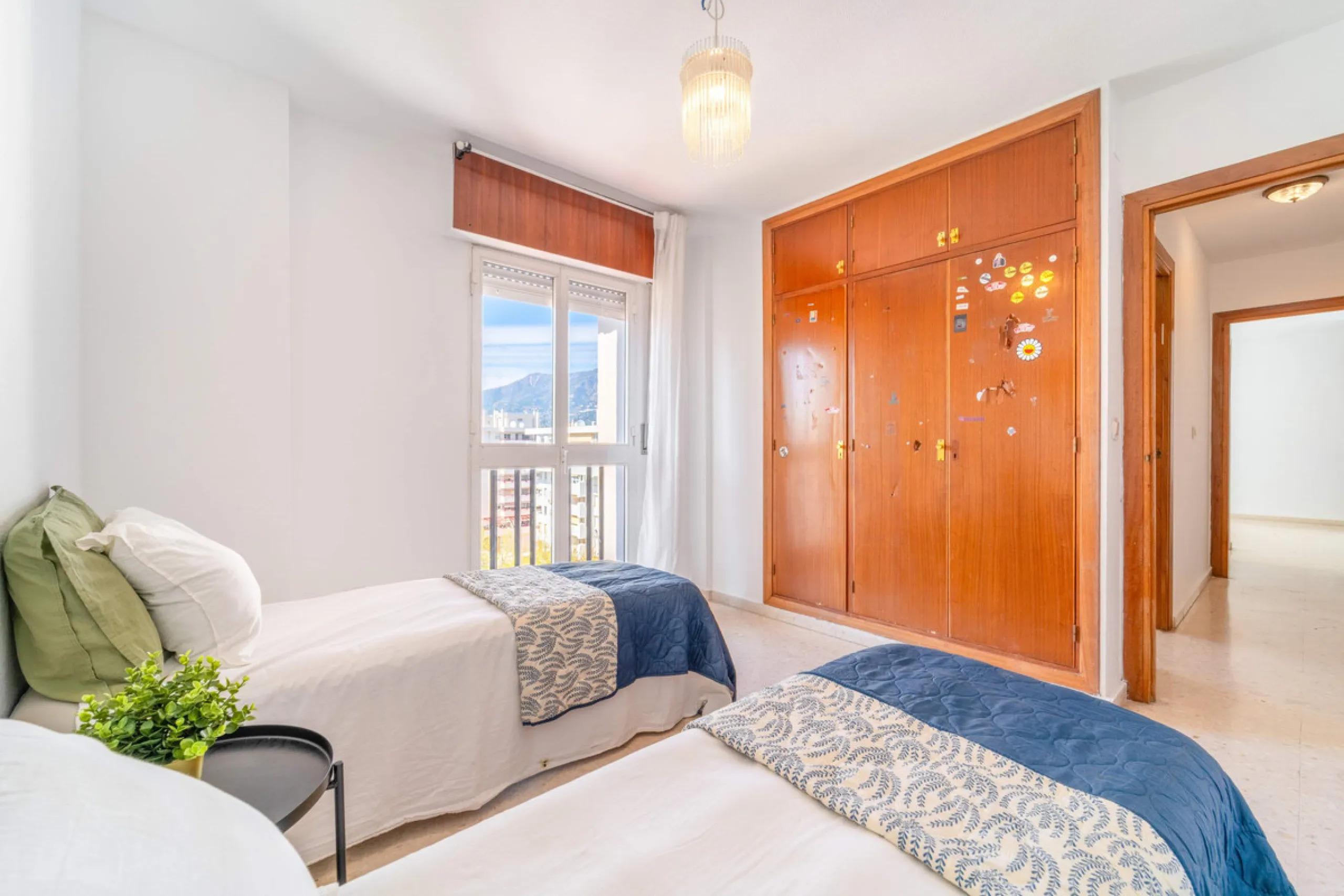 We present this fantastic top-floor apartment, fully exterior, standing out for its spaciousness, brightness, and beautiful open views.