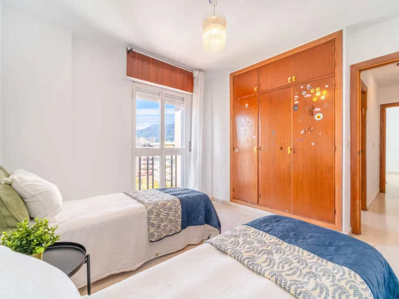 We present this fantastic top-floor apartment, fully exterior, standing out for its spaciousness, brightness, and beautiful open views.