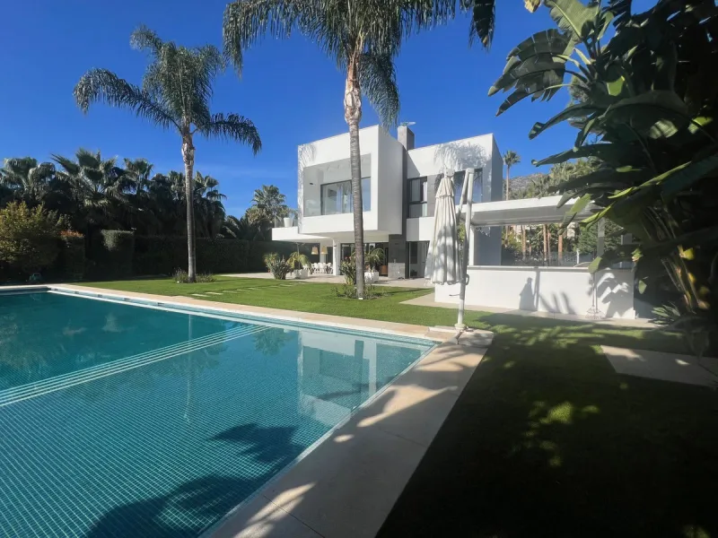 Villa in the golden mile area of Marbella, Malaga, is one of the most modern villa in the area with finished in 2023, the house has six bedrooms with four full bathrooms and a toilet, fully furnished and ready to live, has a garage for 3 cars and game roo