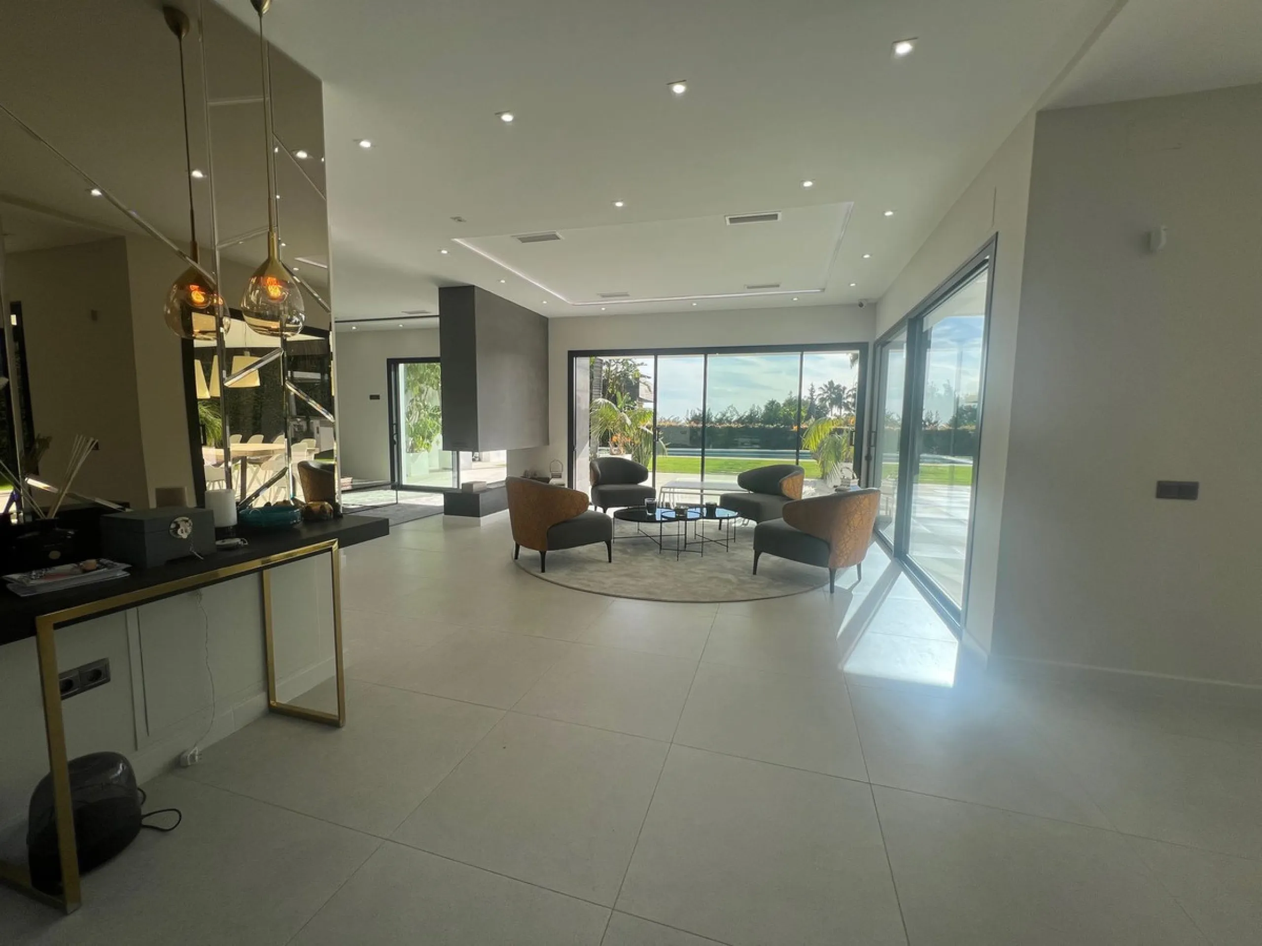 Villa in the golden mile area of Marbella, Malaga, is one of the most modern villa in the area with finished in 2023, the house has six bedrooms with four full bathrooms and a toilet, fully furnished and ready to live, has a garage for 3 cars and game roo
