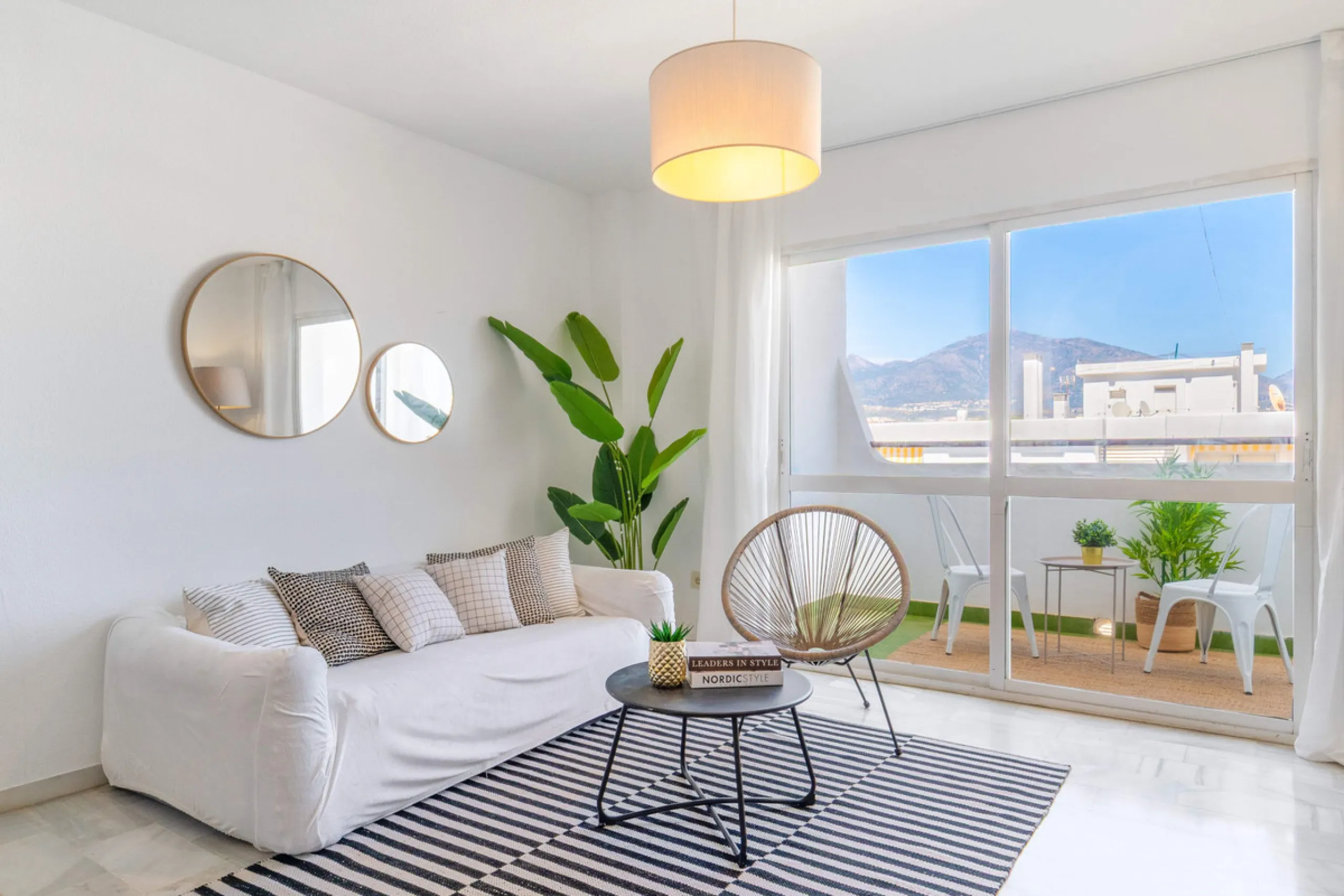 We present this fantastic top-floor apartment, fully exterior, standing out for its spaciousness, brightness, and beautiful open views.