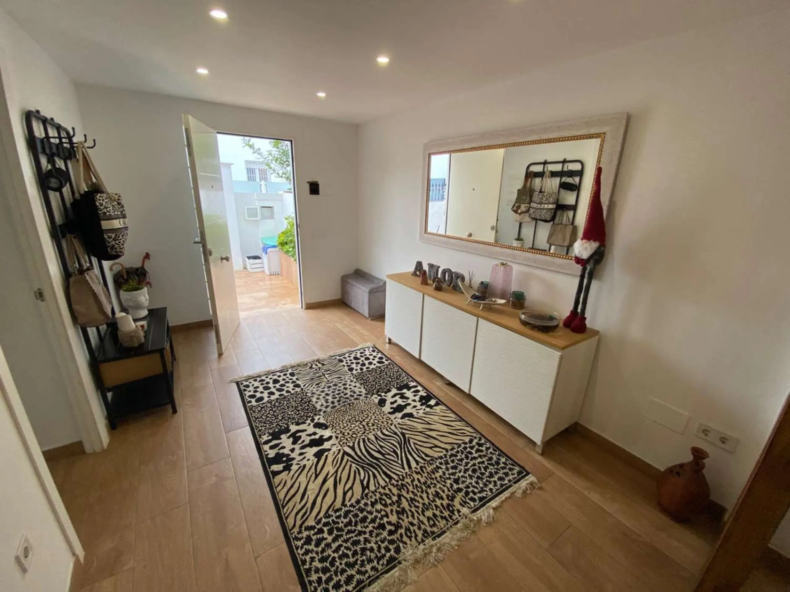 Excellent semi-detached villa for sale in Los Boliches. It sits on a 122 m² plot and has 135 m² of living space. The property features 4 bedrooms and 2 bathrooms, distributed as follows: the ground floor comprises an open-plan entrance hall, living-dining