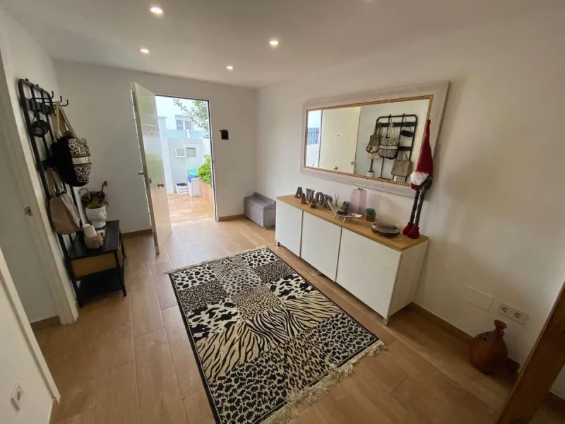 Excellent semi-detached villa for sale in Los Boliches. It sits on a 122 m² plot and has 135 m² of living space. The property features 4 bedrooms and 2 bathrooms, distributed as follows: the ground floor comprises an open-plan entrance hall, living-dining