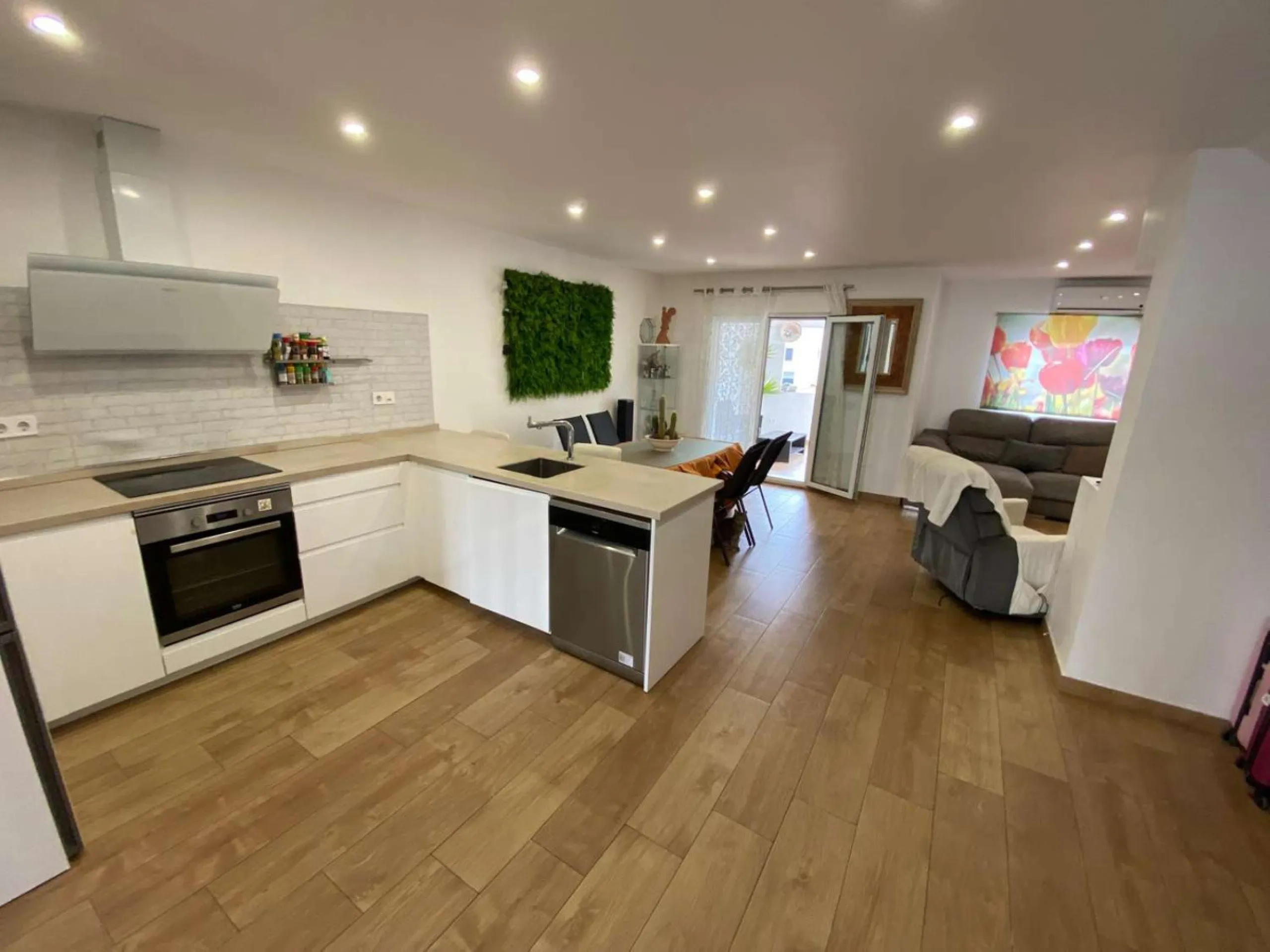 Excellent semi-detached villa for sale in Los Boliches. It sits on a 122 m² plot and has 135 m² of living space. The property features 4 bedrooms and 2 bathrooms, distributed as follows: the ground floor comprises an open-plan entrance hall, living-dining