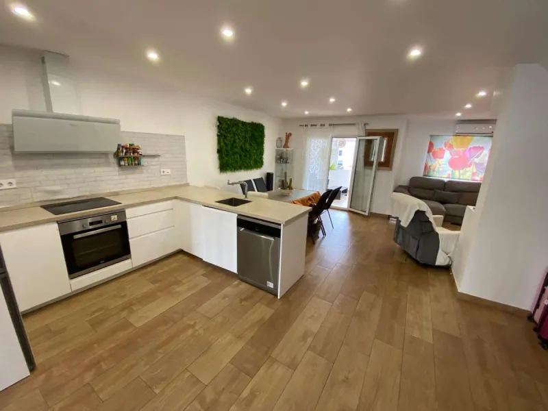 Excellent semi-detached villa for sale in Los Boliches. It sits on a 122 m² plot and has 135 m² of living space. The property features 4 bedrooms and 2 bathrooms, distributed as follows: the ground floor comprises an open-plan entrance hall, living-dining