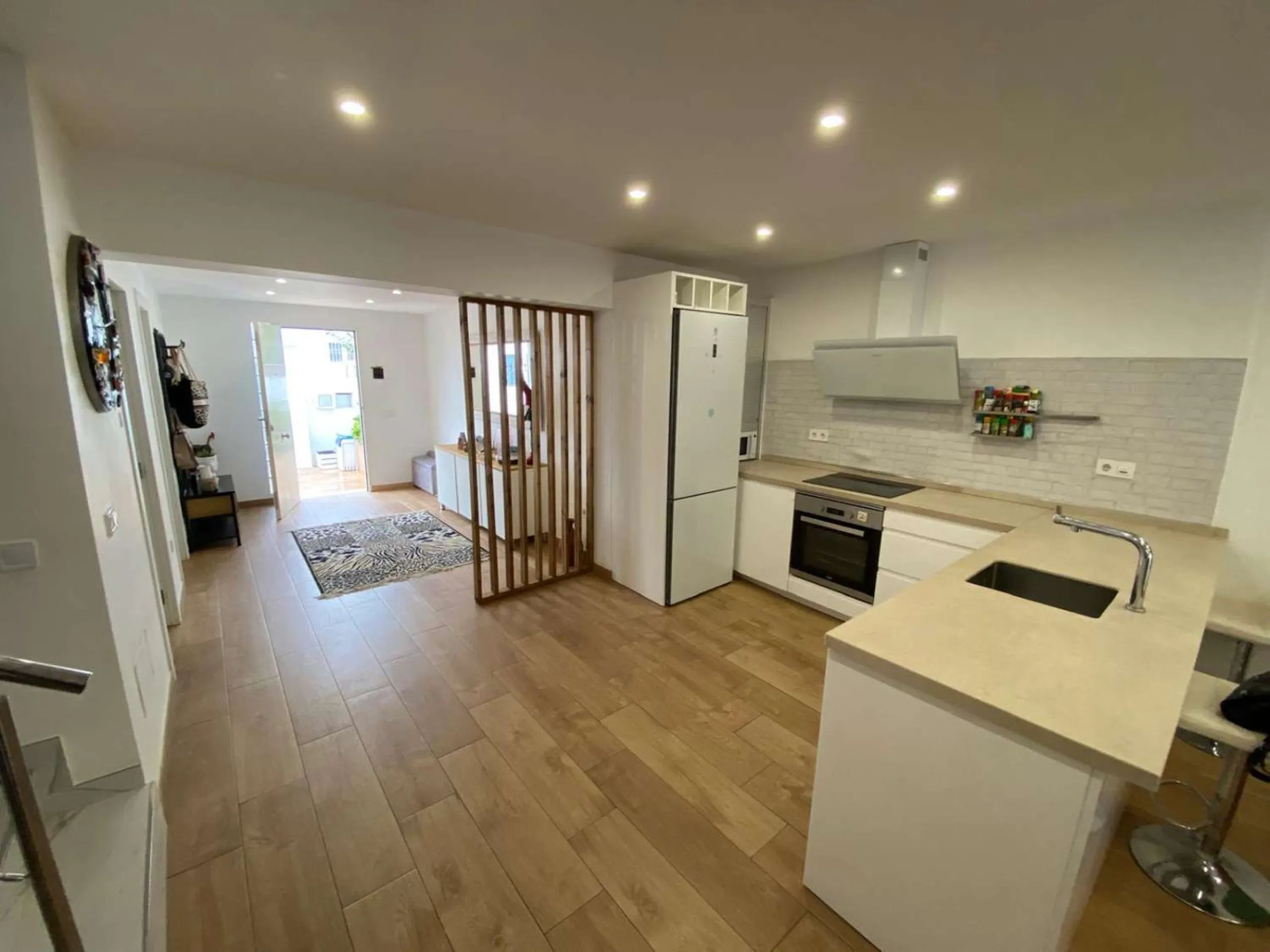 Excellent semi-detached villa for sale in Los Boliches. It sits on a 122 m² plot and has 135 m² of living space. The property features 4 bedrooms and 2 bathrooms, distributed as follows: the ground floor comprises an open-plan entrance hall, living-dining