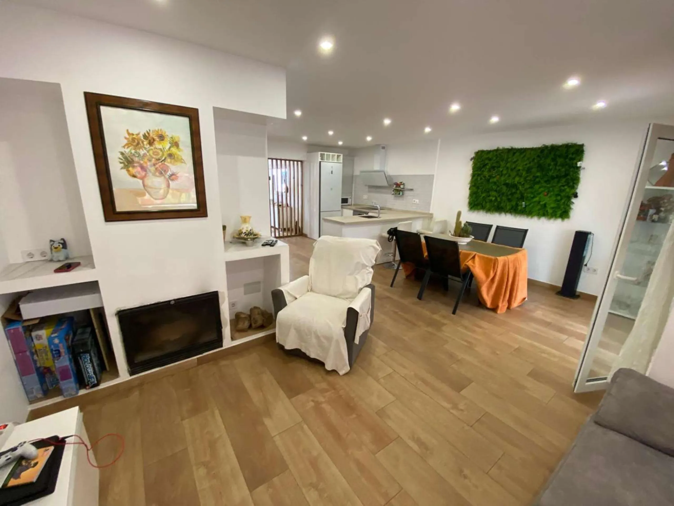 Excellent semi-detached villa for sale in Los Boliches. It sits on a 122 m² plot and has 135 m² of living space. The property features 4 bedrooms and 2 bathrooms, distributed as follows: the ground floor comprises an open-plan entrance hall, living-dining