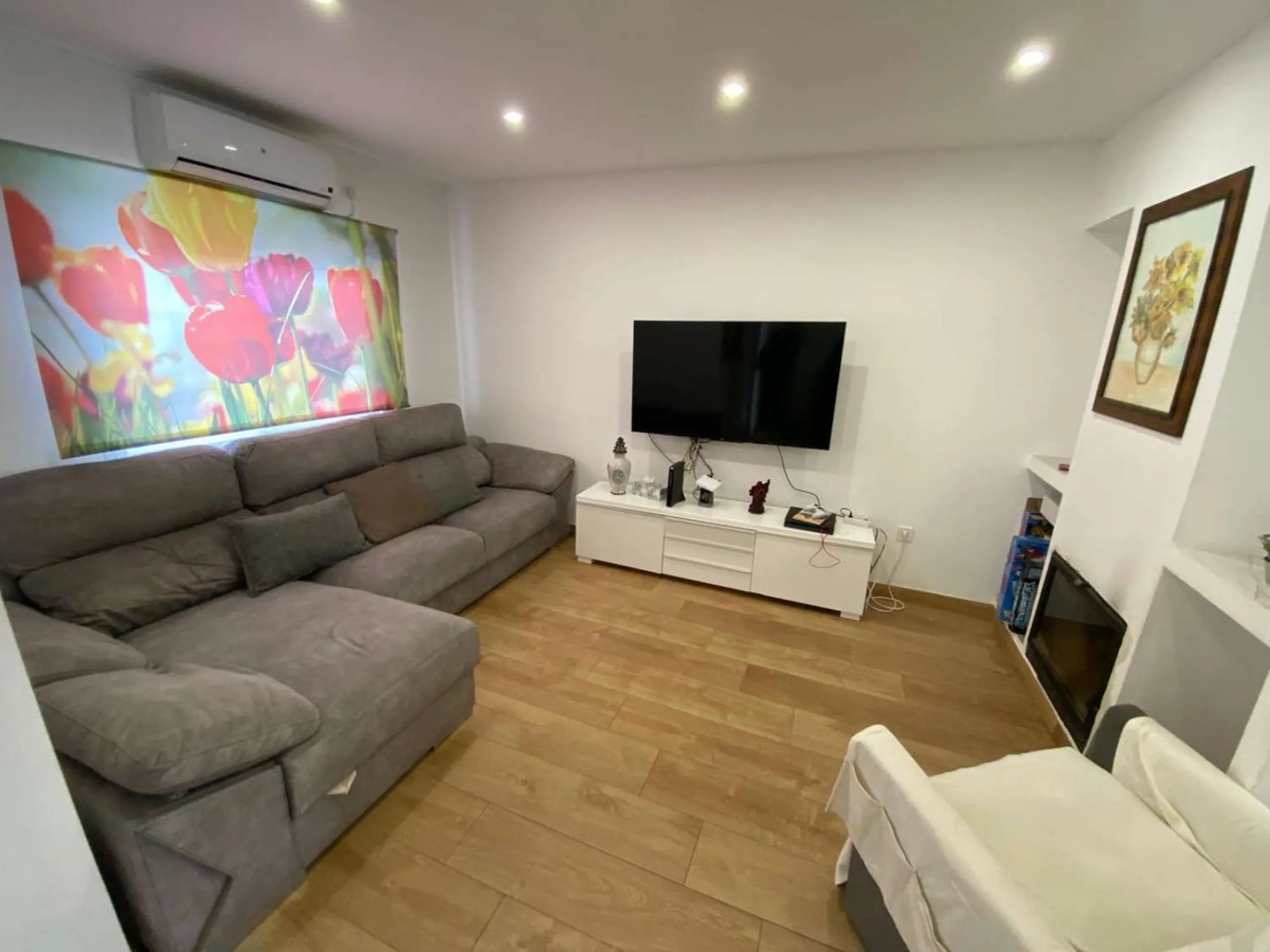 Excellent semi-detached villa for sale in Los Boliches. It sits on a 122 m² plot and has 135 m² of living space. The property features 4 bedrooms and 2 bathrooms, distributed as follows: the ground floor comprises an open-plan entrance hall, living-dining