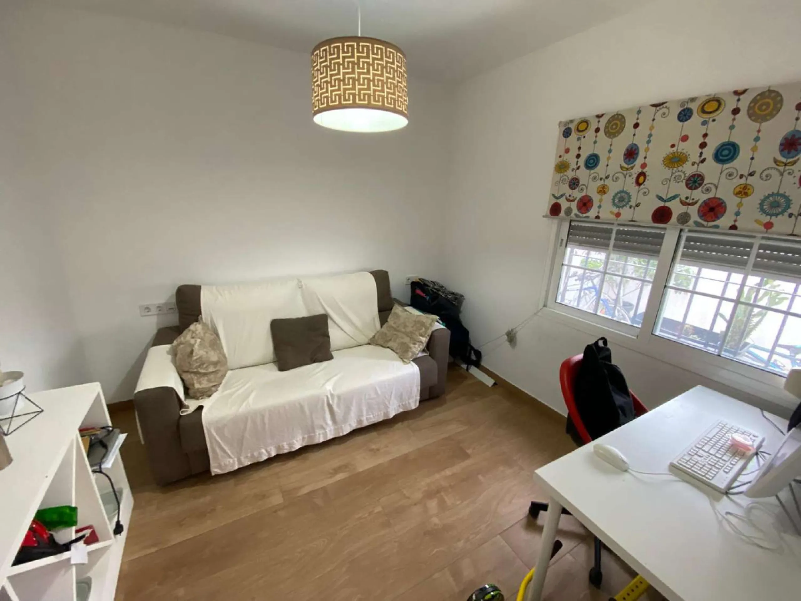 Excellent semi-detached villa for sale in Los Boliches. It sits on a 122 m² plot and has 135 m² of living space. The property features 4 bedrooms and 2 bathrooms, distributed as follows: the ground floor comprises an open-plan entrance hall, living-dining