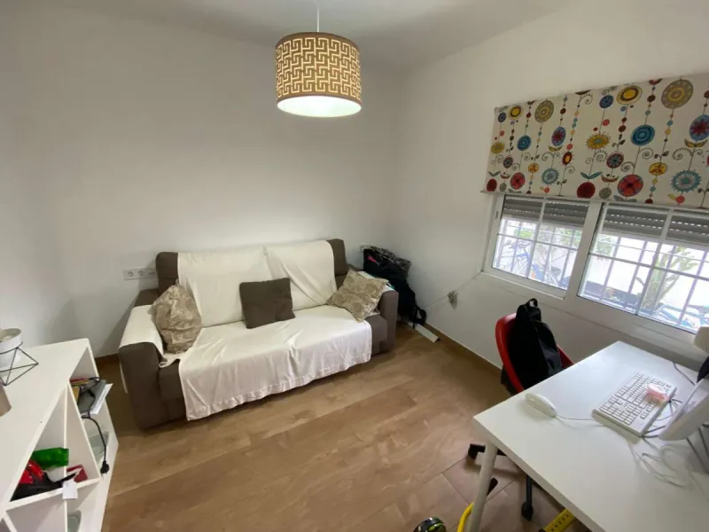Excellent semi-detached villa for sale in Los Boliches. It sits on a 122 m² plot and has 135 m² of living space. The property features 4 bedrooms and 2 bathrooms, distributed as follows: the ground floor comprises an open-plan entrance hall, living-dining