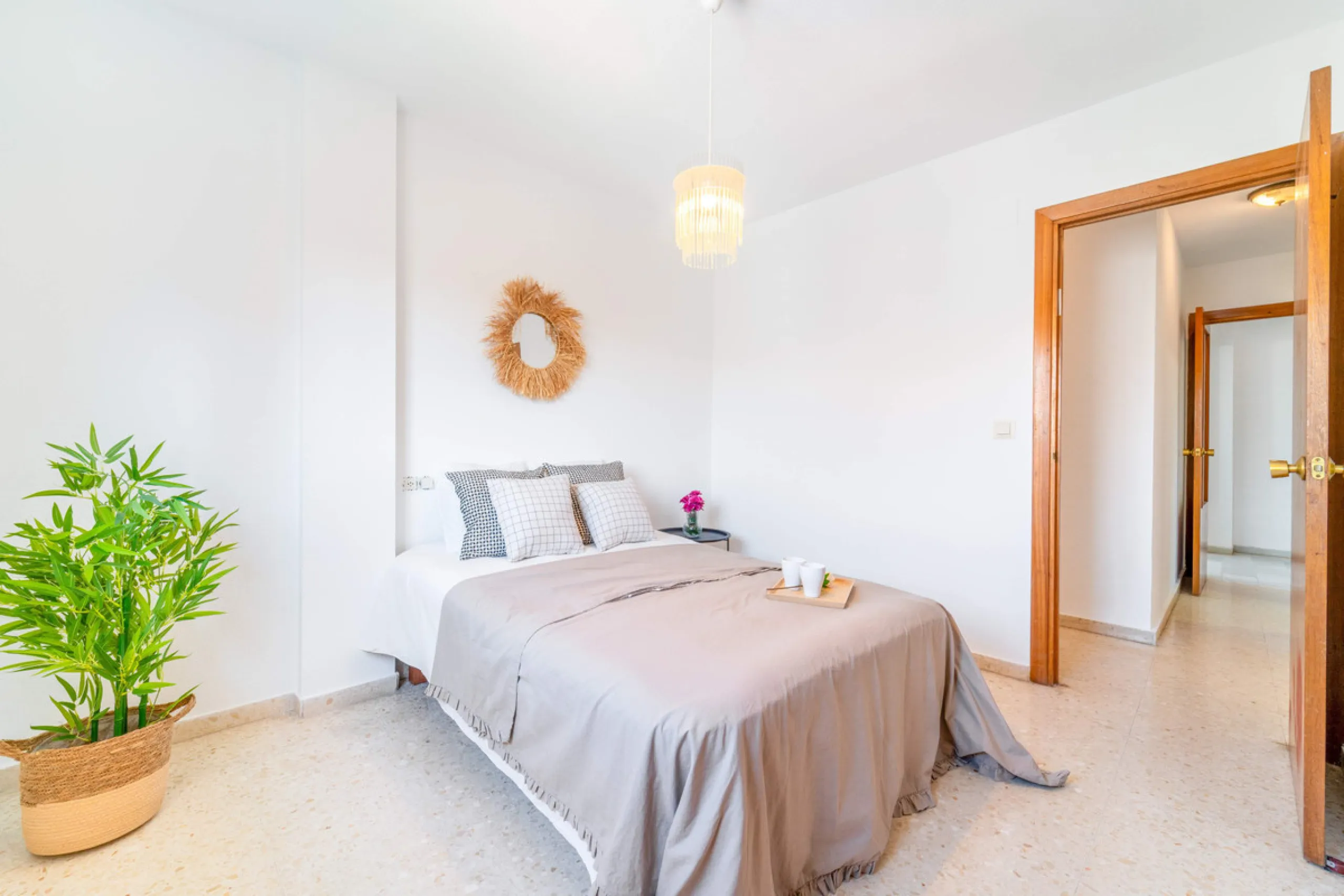 We present this fantastic top-floor apartment, fully exterior, standing out for its spaciousness, brightness, and beautiful open views.
