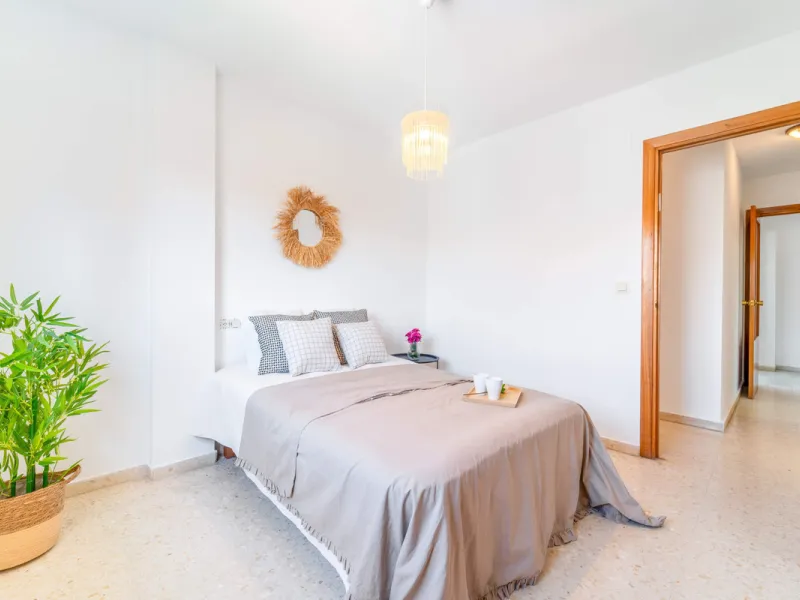 We present this fantastic top-floor apartment, fully exterior, standing out for its spaciousness, brightness, and beautiful open views.