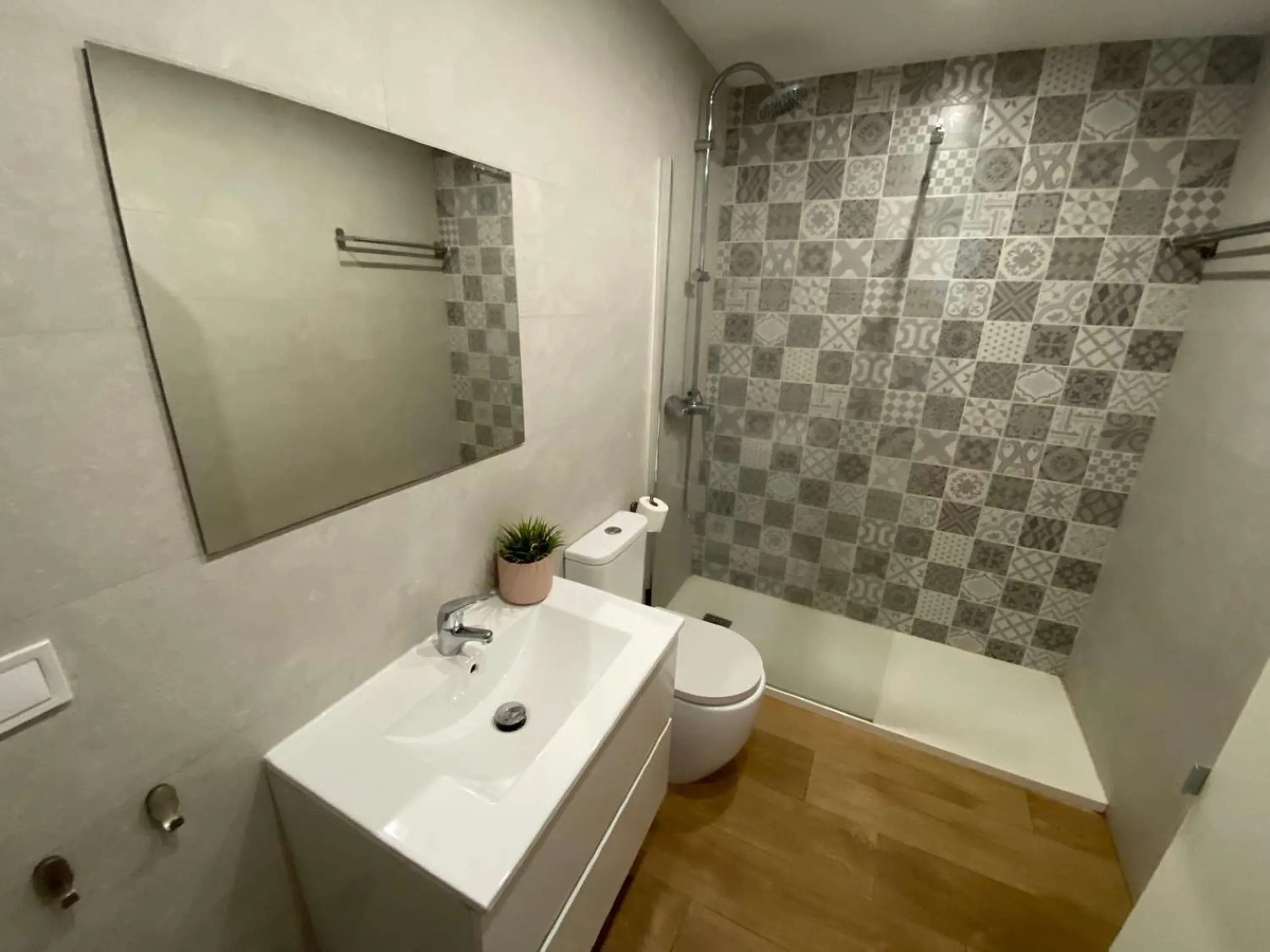 Excellent semi-detached villa for sale in Los Boliches. It sits on a 122 m² plot and has 135 m² of living space. The property features 4 bedrooms and 2 bathrooms, distributed as follows: the ground floor comprises an open-plan entrance hall, living-dining